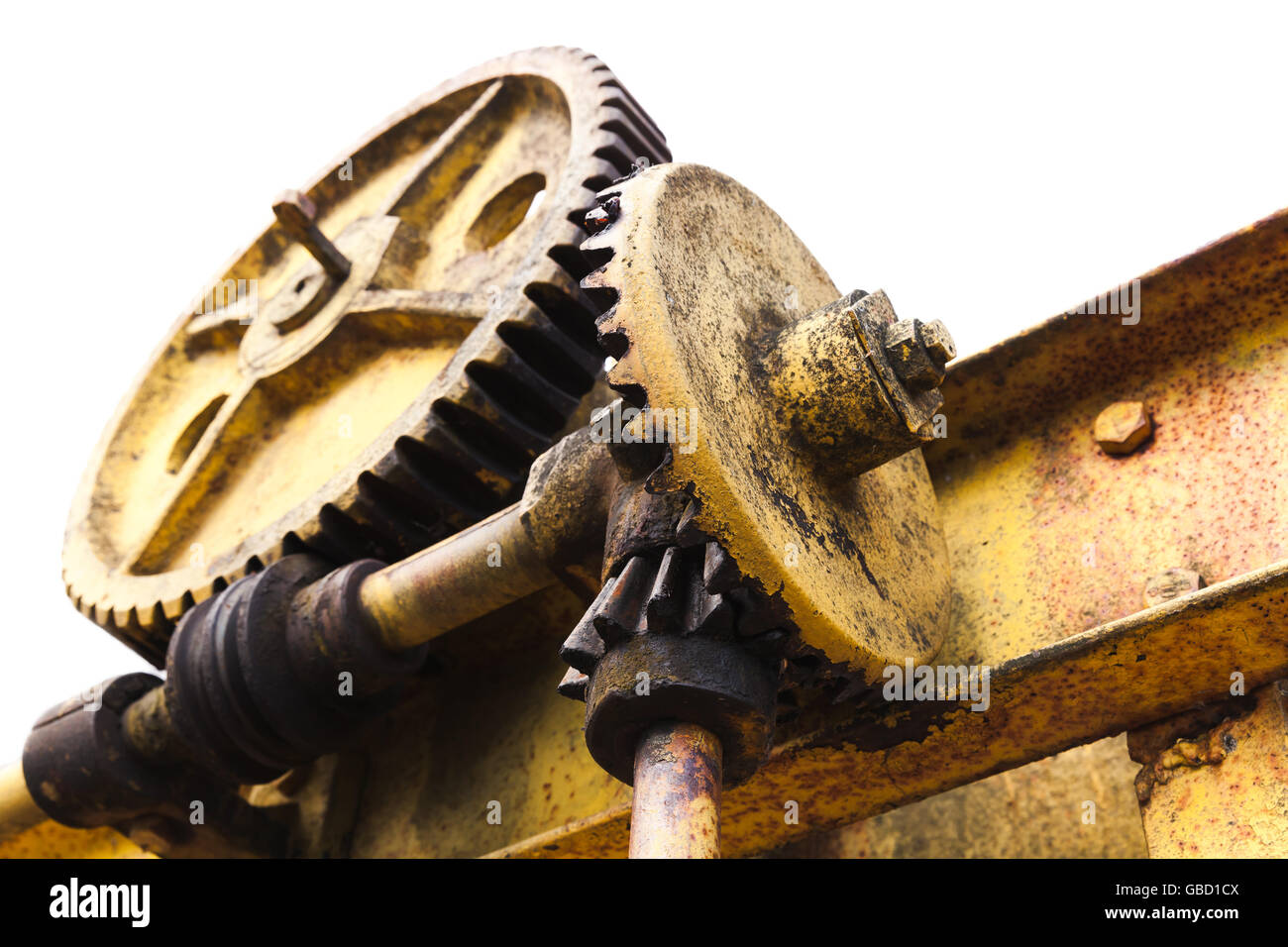 Enorme vecchio arrugginito marce innestate con ingranaggio elicoidale, close up photo isolato su sfondo bianco con il fuoco selettivo Foto Stock