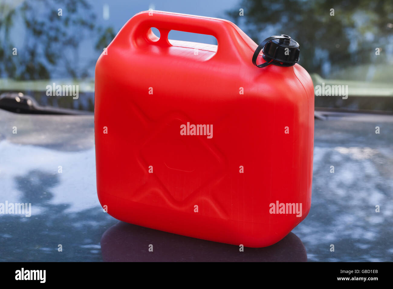 Rosso in plastica tanica sorge su un cofano per auto Foto Stock