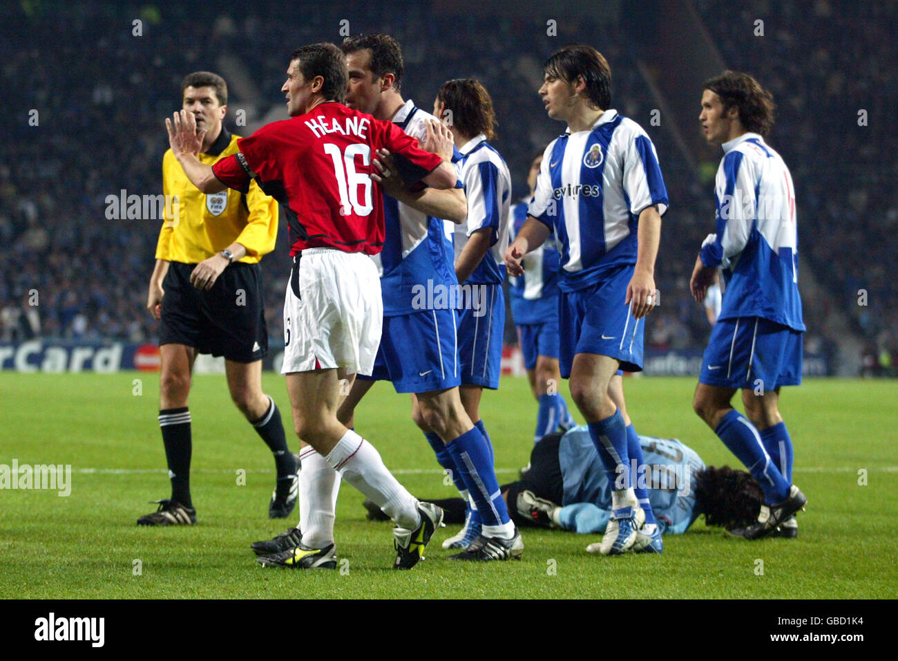 Roy Keane del FC Porto e del Manchester United protesta la sua innocenza come sta per essere mandato fuori per stare in piedi Sul portiere del FC Porto Manuel Vitor Baia Foto Stock