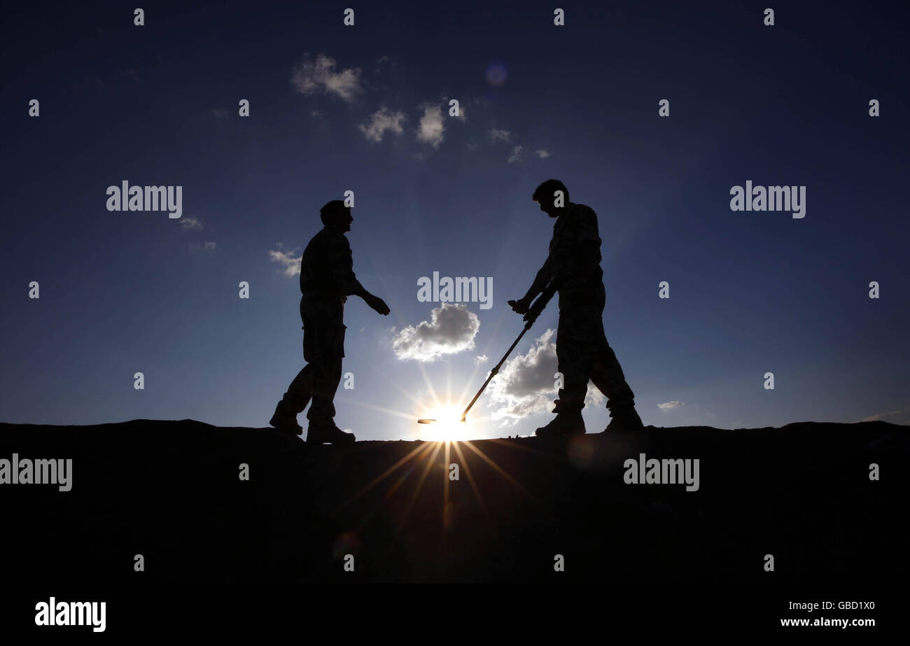 LT James Hartley (a sinistra) e CPL Greg Neil (a destra) durante un esercizio di addestramento per rilevare i dispositivi esplosivi improvvisati a Camp Bastion nella provincia di Helmand in Afghanistan. Foto Stock