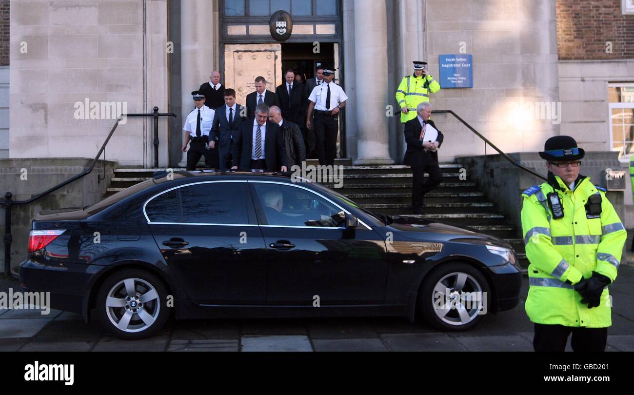 Steven Gerrard, calciatore di Liverpool e Inghilterra, lascia la North Sefton Magistrates Court, dove è stato accusato di aver provocato danni fisici e affray reali dopo un incidente in un nightclub. Foto Stock