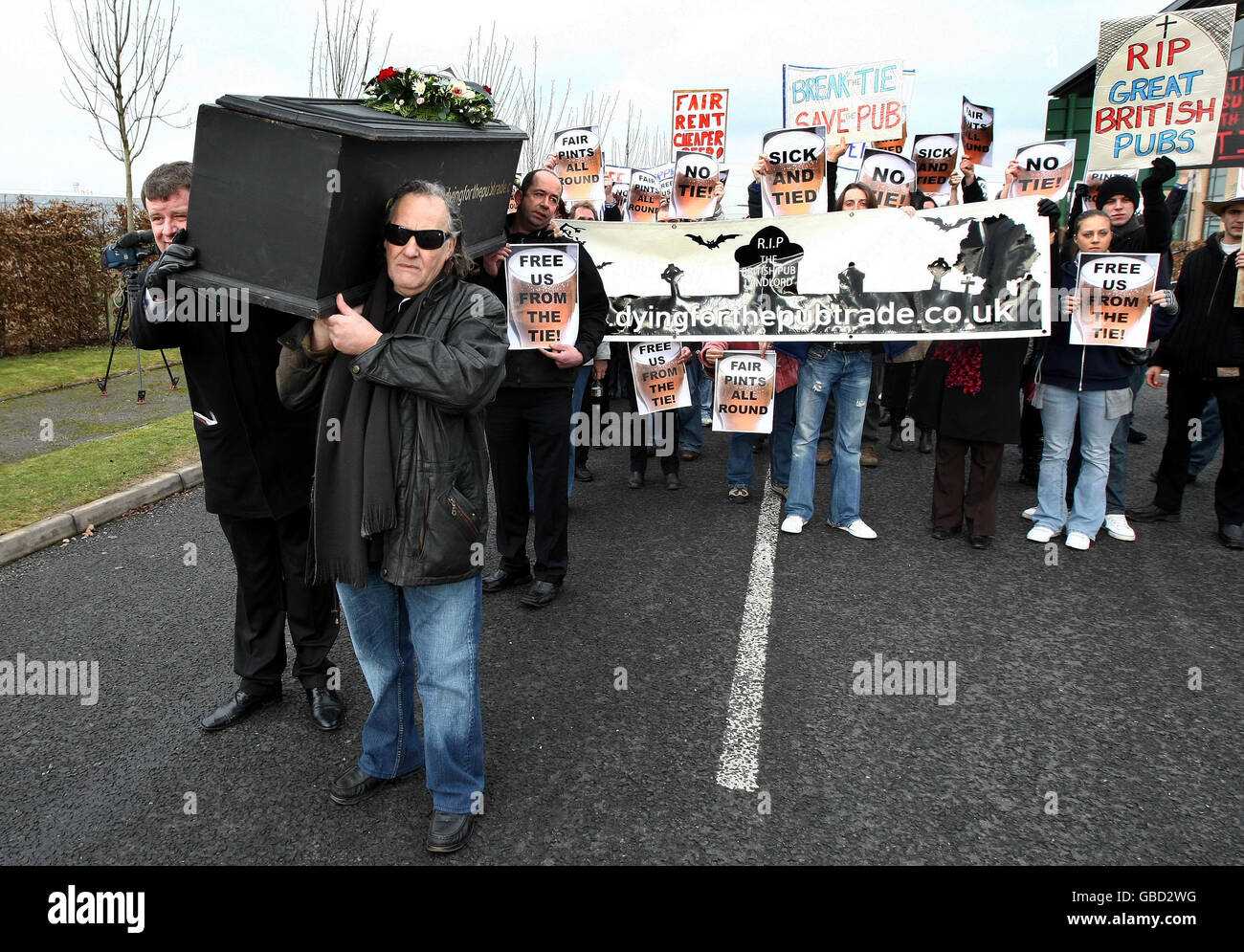 I pubblicani provenienti da tutto il Regno Unito protestano al di fuori del quartier generale di Enterprise Inns vicino a Solihull. Foto Stock