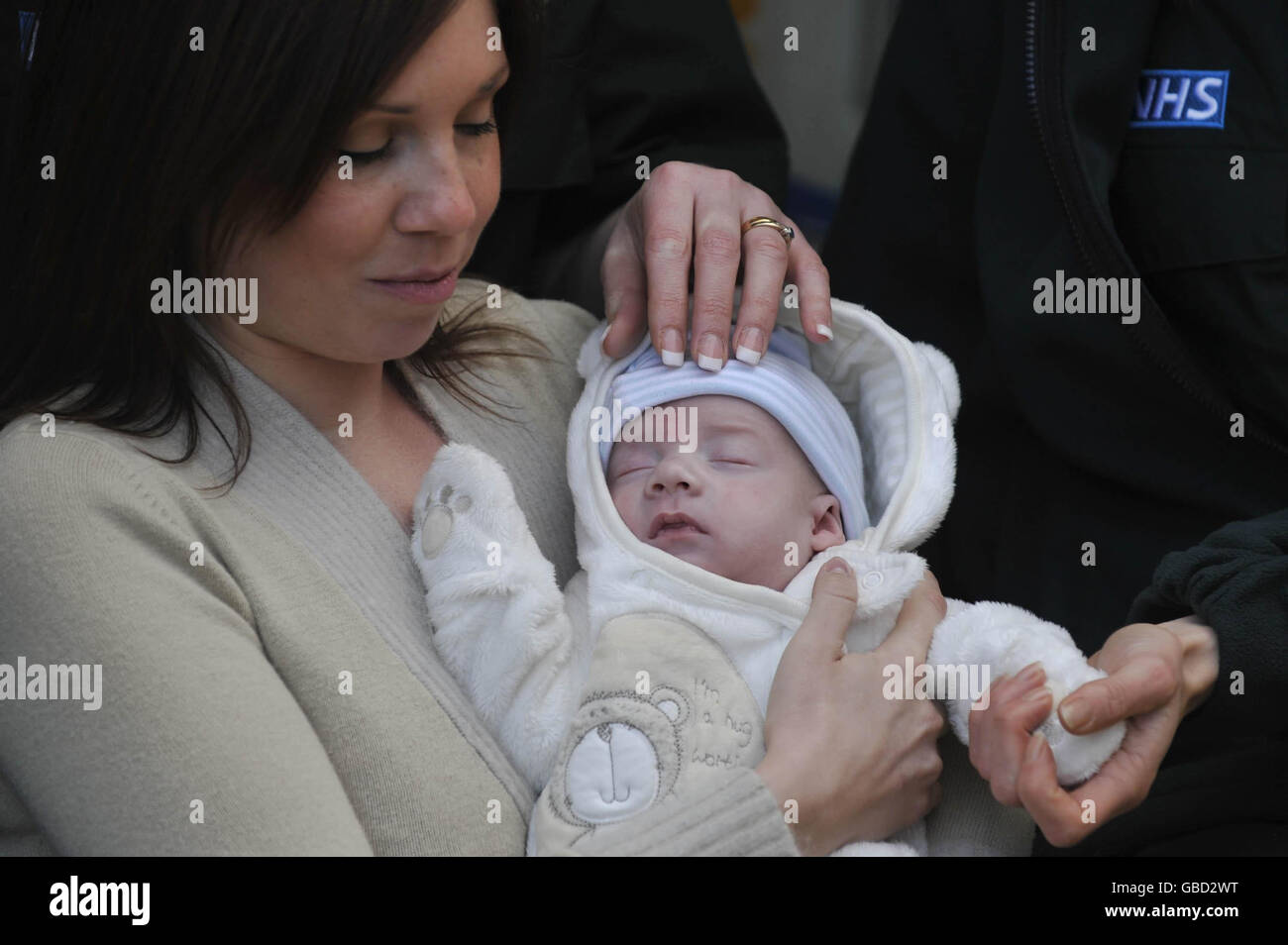 Cordelia Nolan, 25 anni, con il suo bambino Emrys di 12 settimane e il personale paramedico e di supporto che ha aiutato la signora Nolan a salvare la vita del suo bambino quattro volte in 10 minuti. Foto Stock