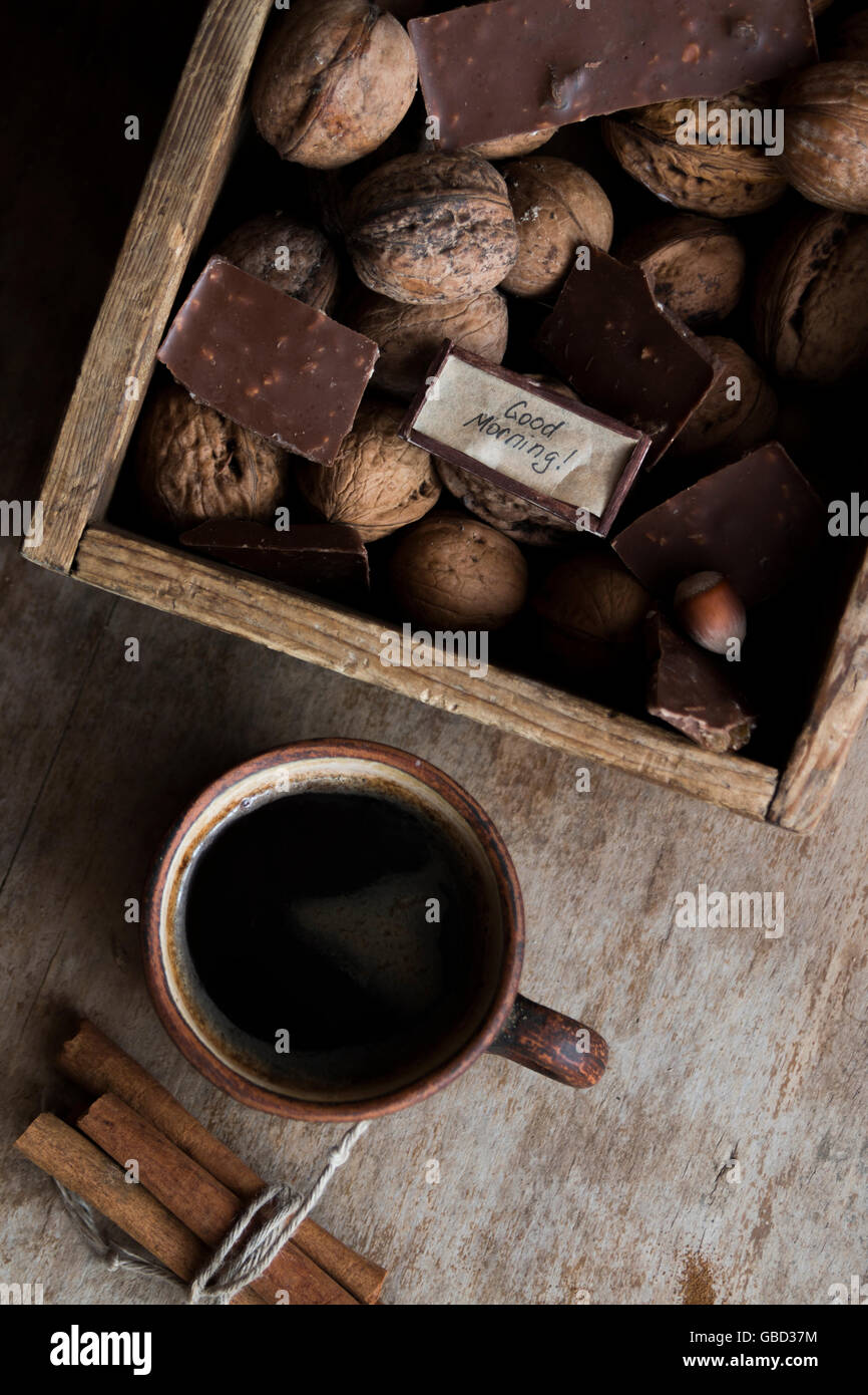 Buona mattina testo, prima colazione - dadi di cioccolato e caffè Foto Stock