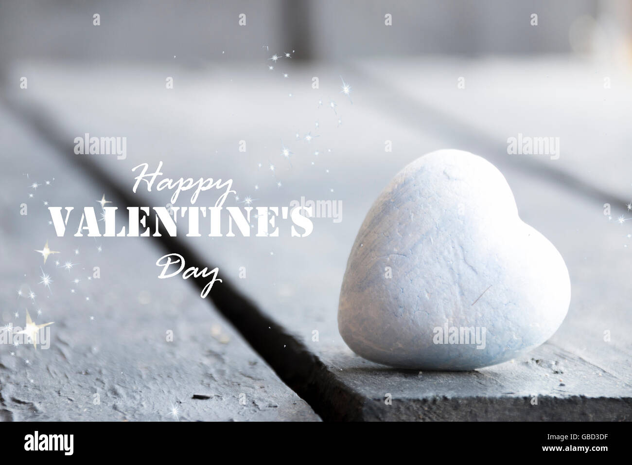 Cuore su un tavolo in legno e felice il giorno di San Valentino del testo Foto Stock