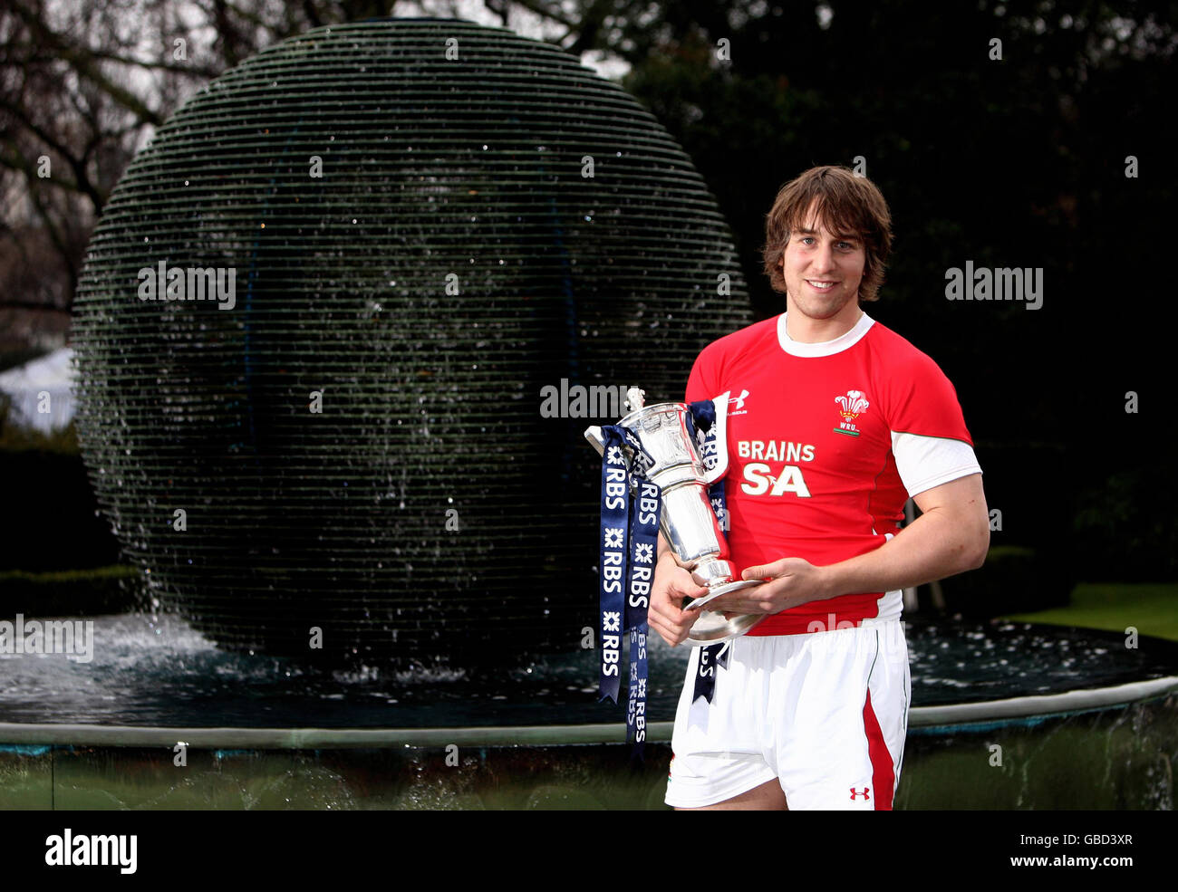 Rugby Union - RBS Six Nations Media Launch - Hurlingham Club. Il capitano del Galles Ryan Jones detiene il Trofeo delle sei Nazioni RBS durante il lancio dei media delle sei Nazioni RBS presso l'Hurlingham Club di Londra. Foto Stock