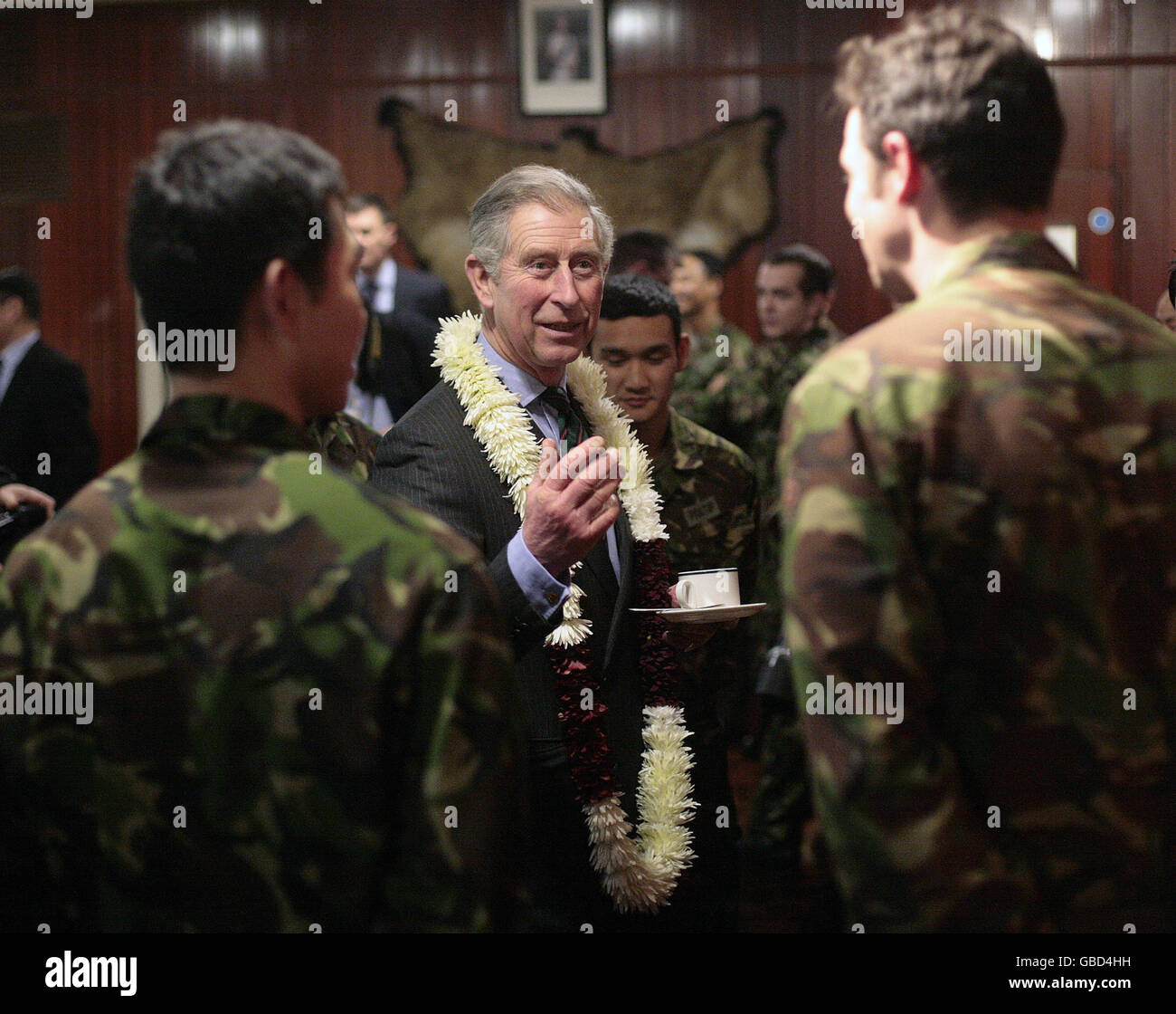 Il Principe del Galles (centro) parla con i soldati durante una visita a Kent, dove incontrò le famiglie del secondo Battaglione i Royal Gurkha Rifles (2 RGR), di stanza alle caserme di Sir John Moore a Folkestone. Foto Stock