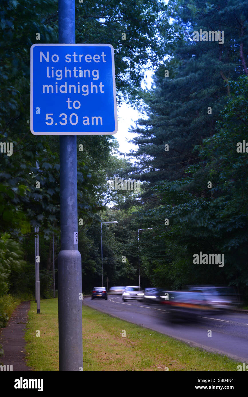 Nessuna luce di strada un cartello di segnalazione tra la mezzanotte e le ore 5.30, Leeds Yorkshire Regno Unito Foto Stock