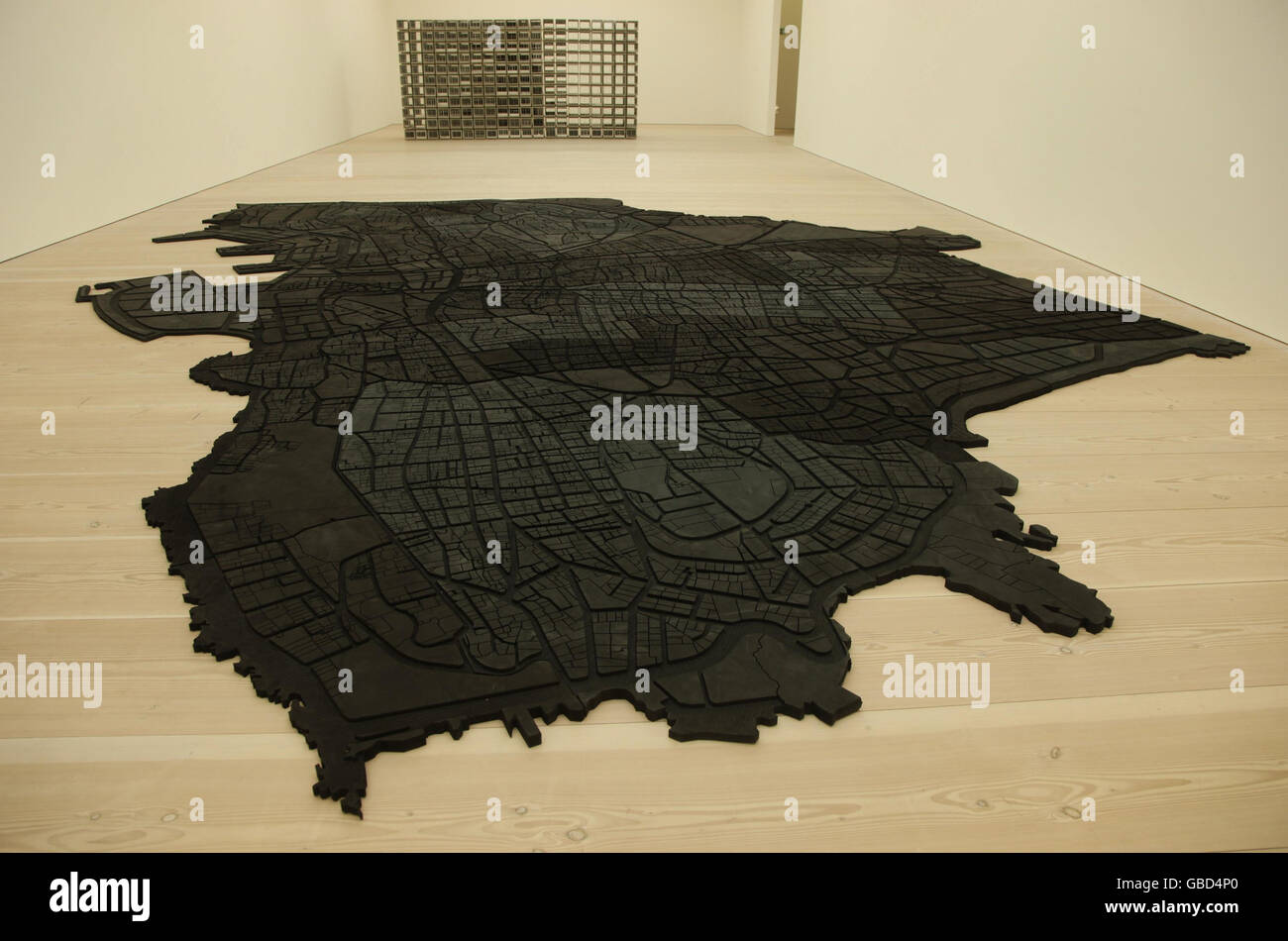 Beirut Caoutchouc, un grande tappetino in gomma nera a forma di mappa corrente di Beirut, dell'artista Marwan Rechmaoui alla Saatchi Gallery di Londra, che fa parte della mostra della galleria presentata: New Art from the Middle East. Foto Stock