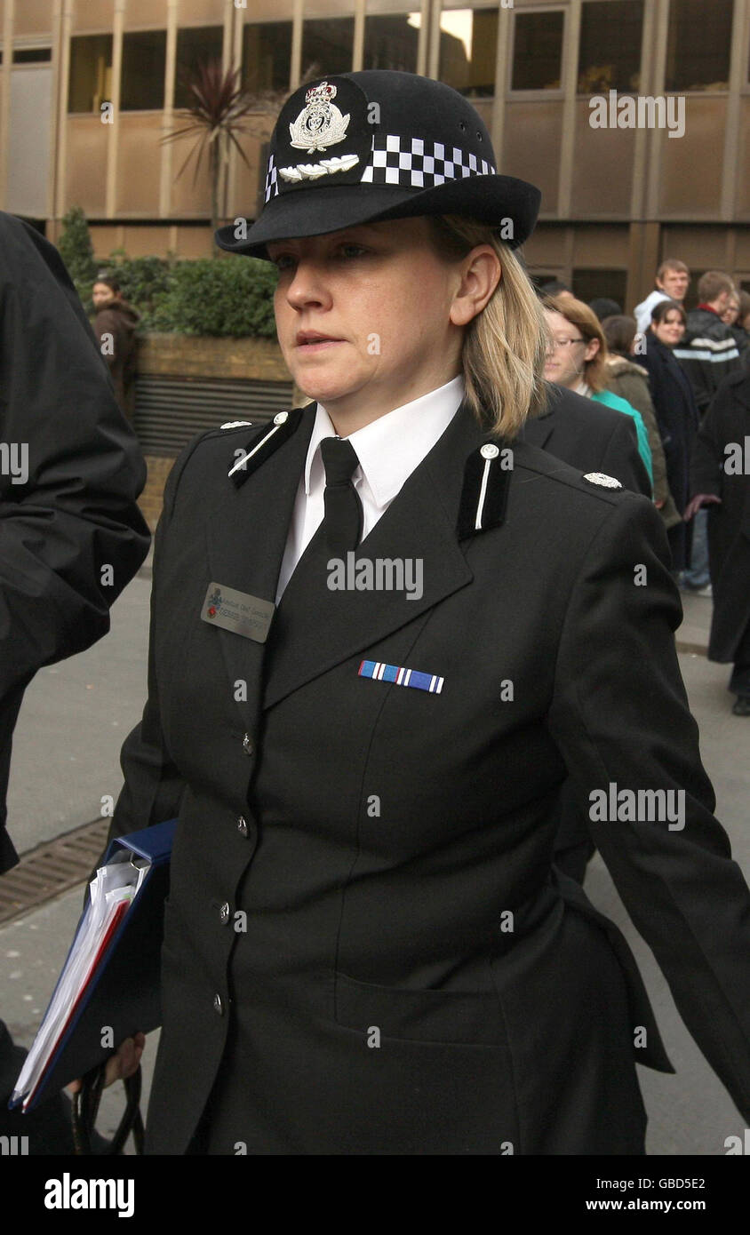 Debbie Simpson, capo assistente, lascia l'Old Bailey a Londra in seguito alla condanna di Nicky Reilly. Foto Stock
