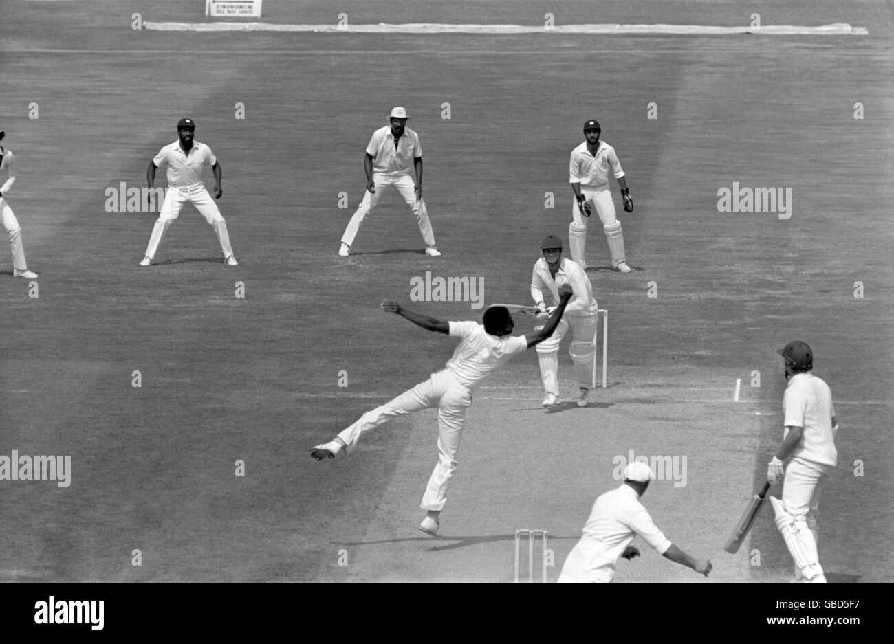 Michael Holding (c) di West Indies cattura Pat Poccock dell'Inghilterra dal suo bowling, guardato dai compagni di squadra viv Richards (top l), Clive Lloyd (top, second l) e Jeffrey Dujon (top r), e Richard Ellison (bottom r) dell'Inghilterra Foto Stock