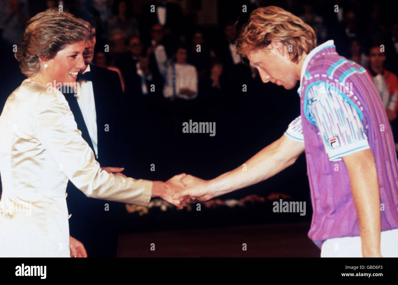 Boris Becker (r) incuote la testa mentre scuote le mani Con HRH Princess Diana (l) Foto Stock