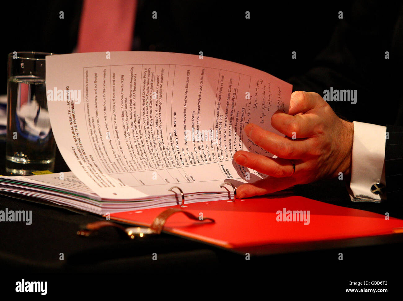 Note del segretario finanziario John Swinney a una conferenza RSPB al Glasgow Science Center. Foto Stock