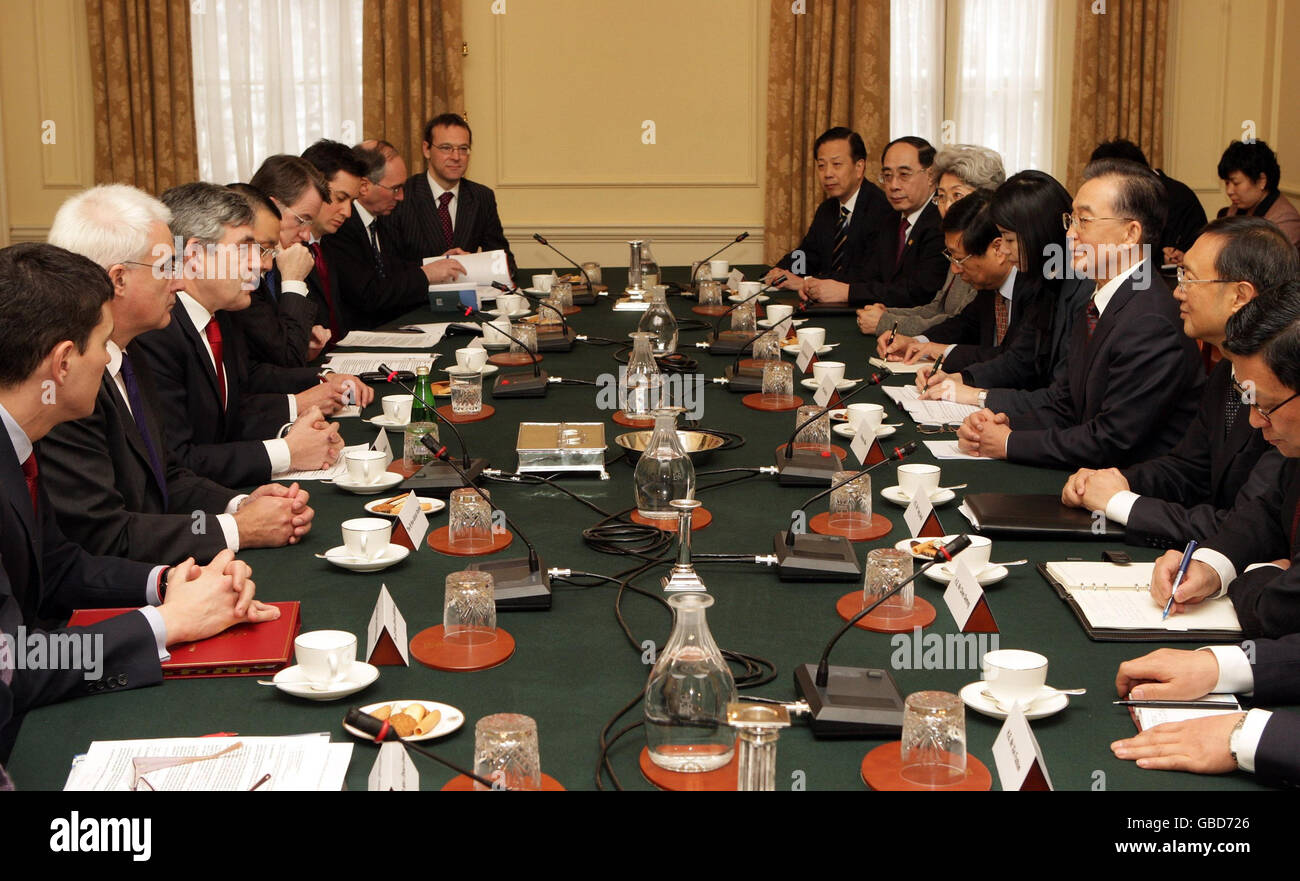 Il Premier cinese Wen Jiabao incontra i membri del Gabinetto, tra cui il primo Ministro Gordon Brown, il Cancelliere dello scacchiere Alistair Darling e il Segretario agli Esteri David Miliband al numero 10 di Downing Street, Londra. Foto Stock