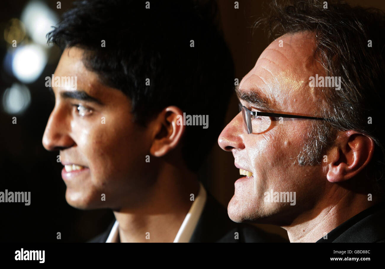 Danny Boyle (a destra) direttore di Slumdog Millionaire, con la sua stella Dev Patel, al London Critics' Circle Film Awards, al Grosvenor House Hotel nel centro di Londra. Foto Stock