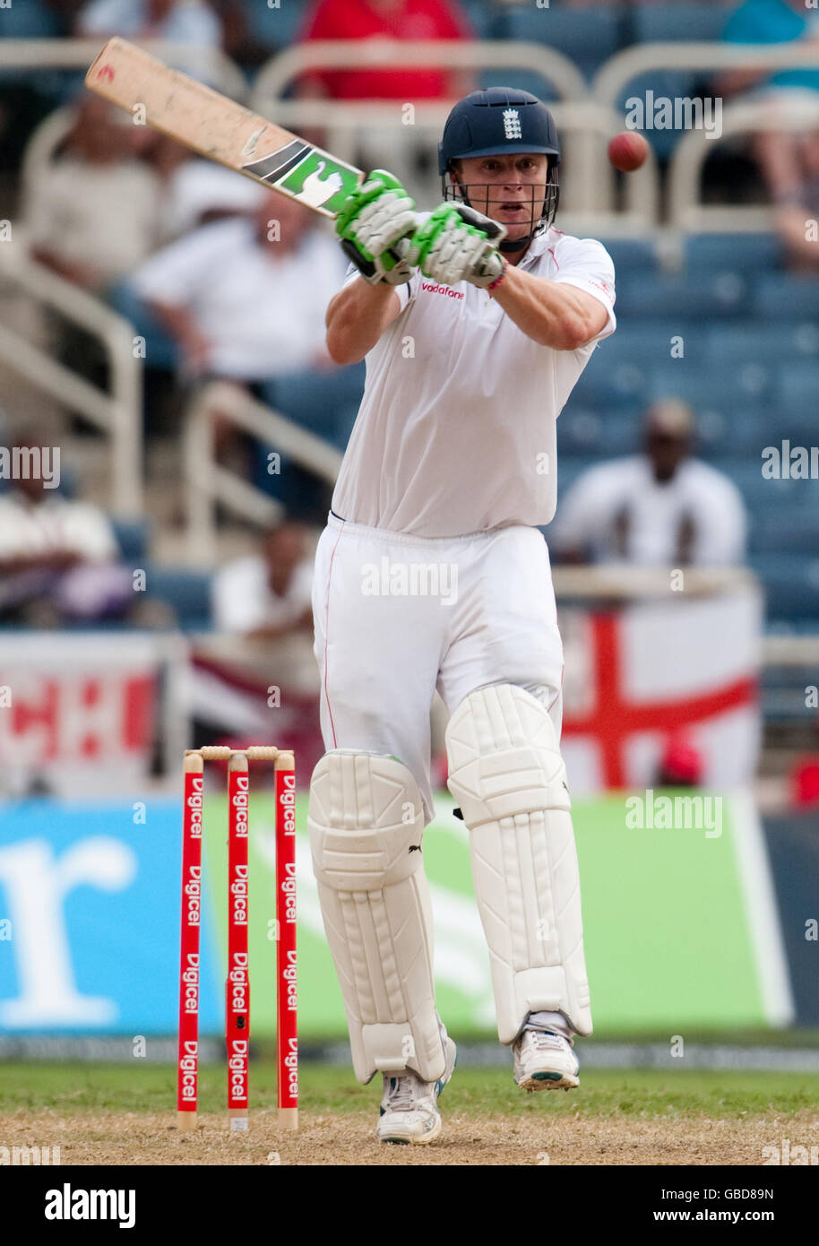 L'inglese Andrew Flintoff esce durante il primo test al Sabina Park, Kingston, Giamaica. Foto Stock