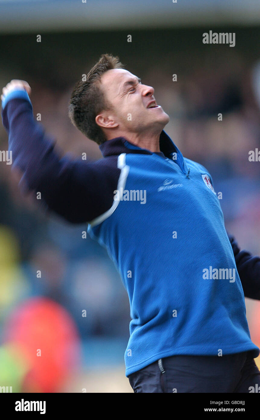 Dennis Wise di Millwall celebra l'obiettivo di Nigel Chavwick Foto Stock