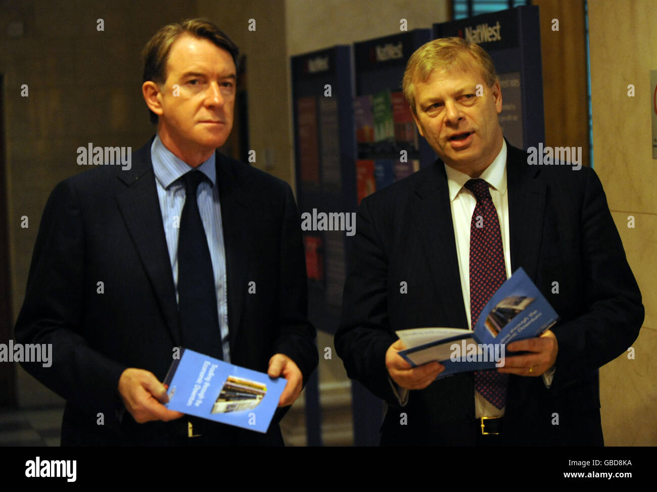 Il Segretario alle imprese Lord Mandelson (a sinistra) in una filiale della banca NatWest nella città di Londra durante una visita con il direttore generale della Royal Bank of Scotland Alan Dickinson (a destra) per annunciare un'iniezione di 3 miliardi di contanti che coinvolgono la RBS per le piccole e medie imprese. Foto Stock