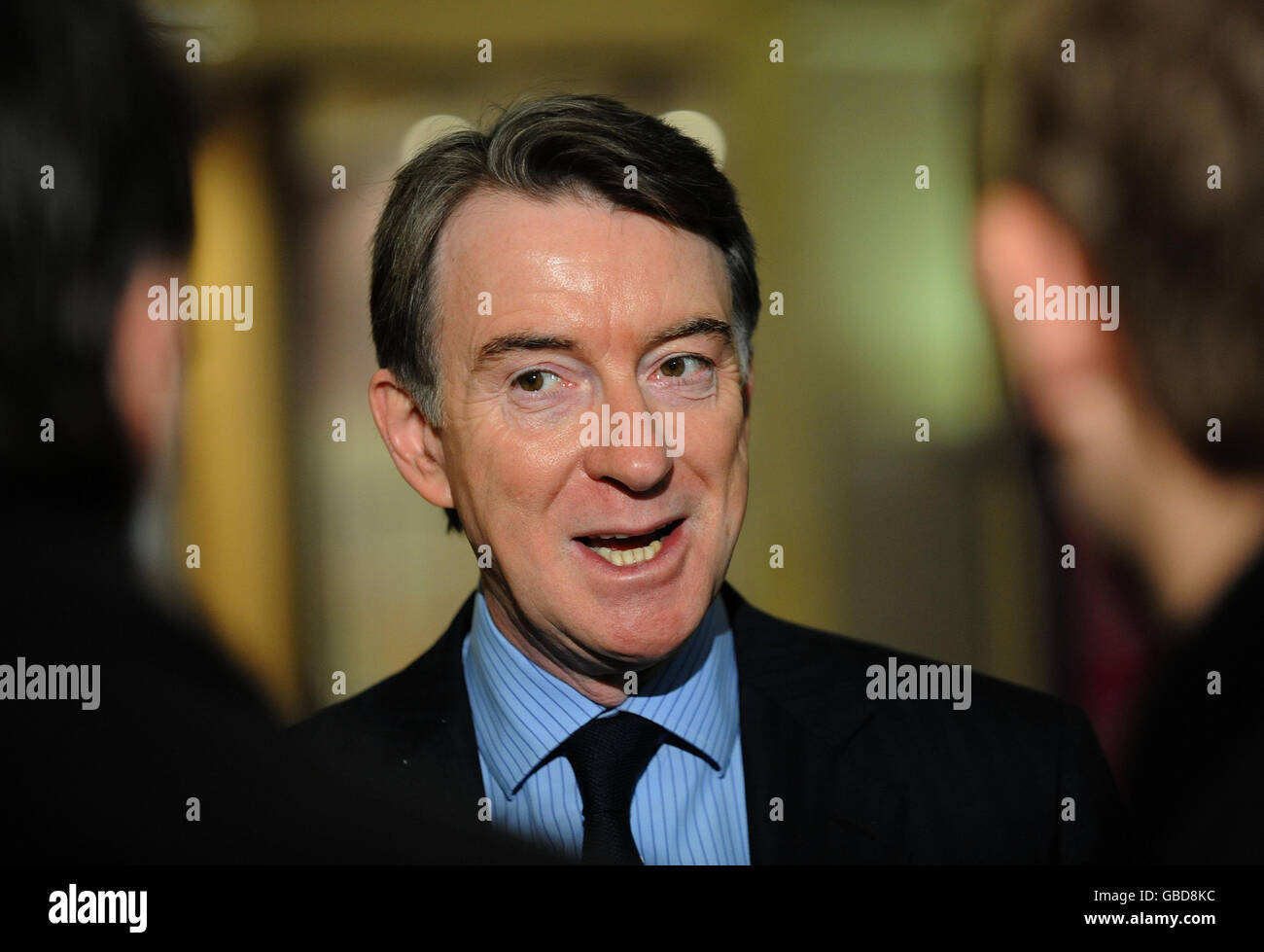 Il Segretario alle imprese Lord Mandelson in una filiale della banca NatWest nella città di Londra durante una visita con il direttore generale della Royal Bank of Scotland Alan Dickinson per annunciare un'iniezione di 3 miliardi di contanti che coinvolgono la RBS per le piccole e medie imprese. Foto Stock