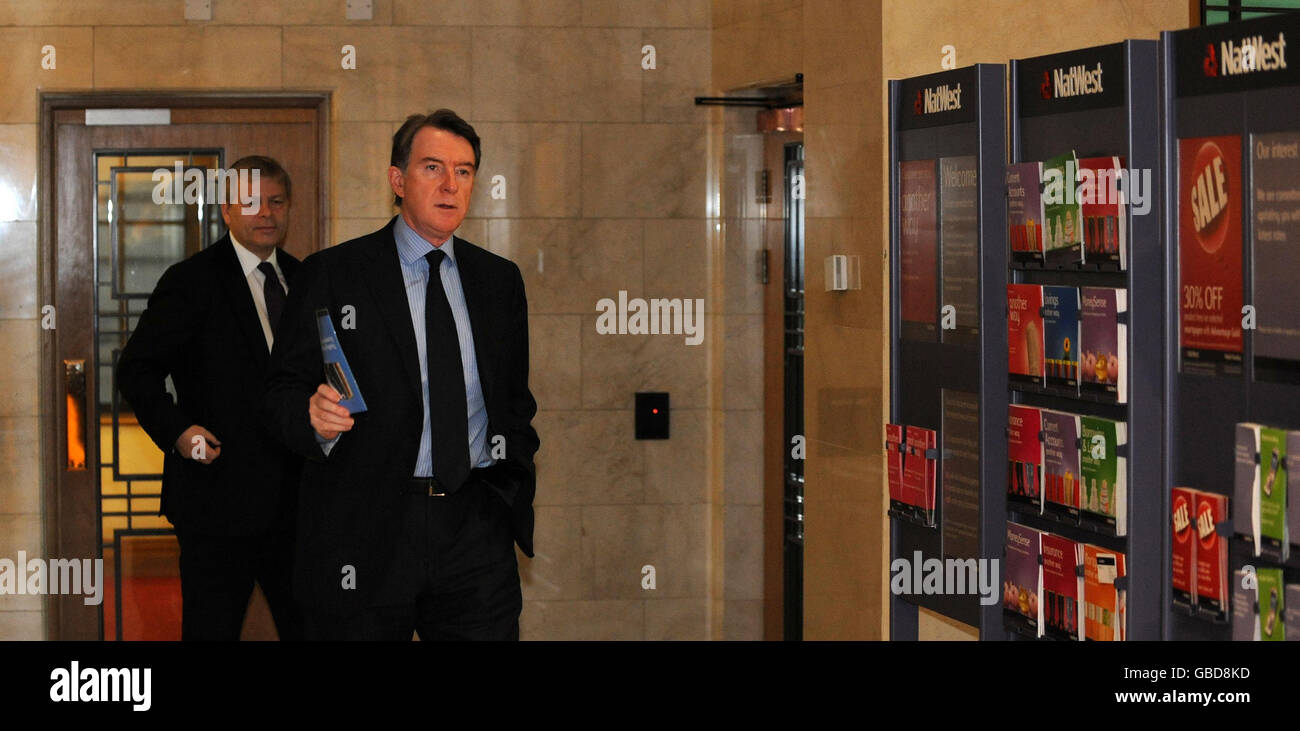 Il segretario d'affari Lord Mandelson (a destra) in una filiale della banca NatWest nella città di Londra durante una visita con il direttore generale della Royal Bank of Scotland Alan Dickinson (a sinistra) per annunciare un'iniezione di 3 miliardi di contanti che coinvolgono RBS per le piccole e medie imprese. Foto Stock