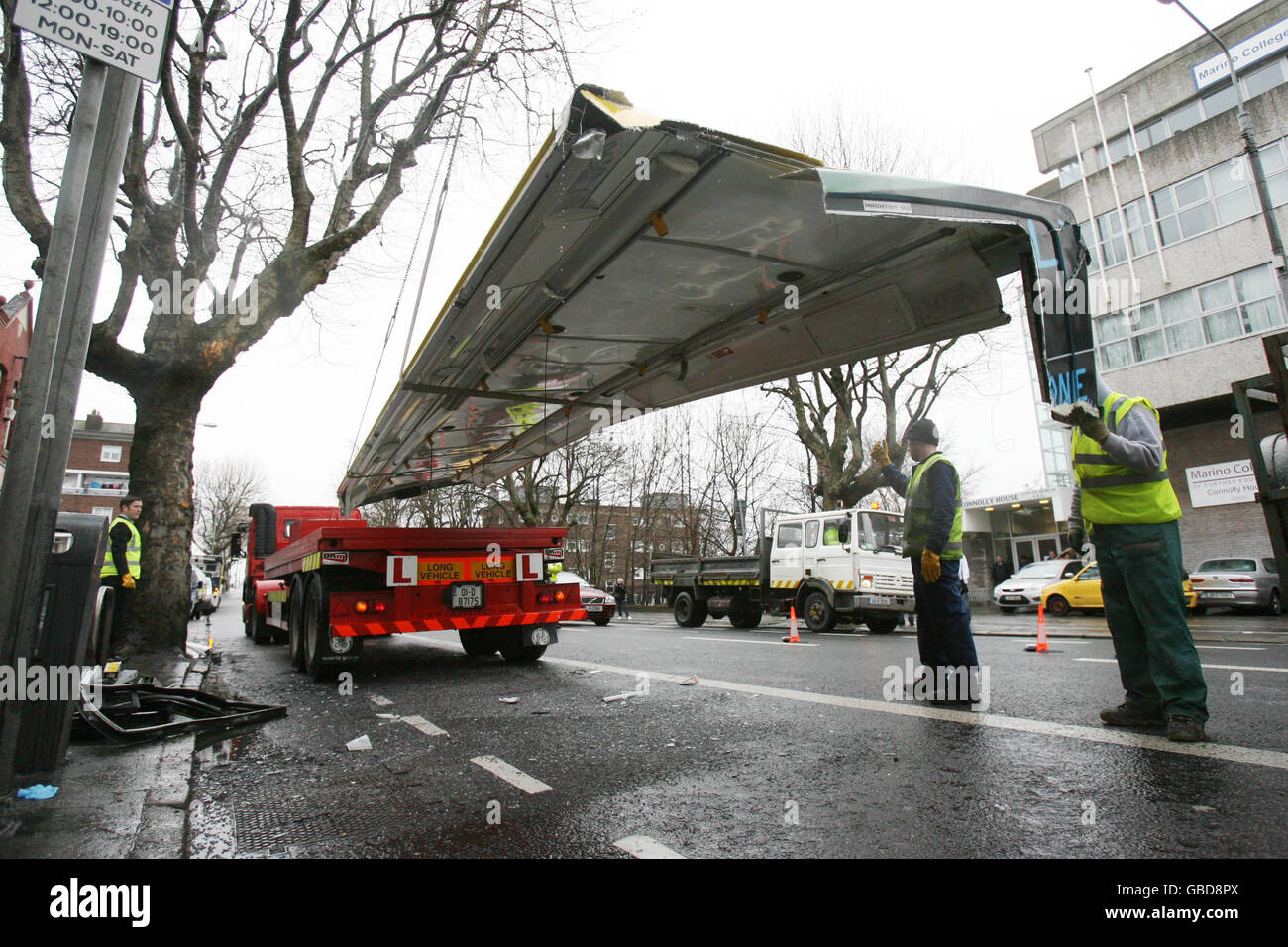 Gli ingegneri degli autobus di Dublino recuperano il tetto di un autobus a due piani che questa mattina si è schiantato in un albero sulla North Strand di Dublino. Foto Stock