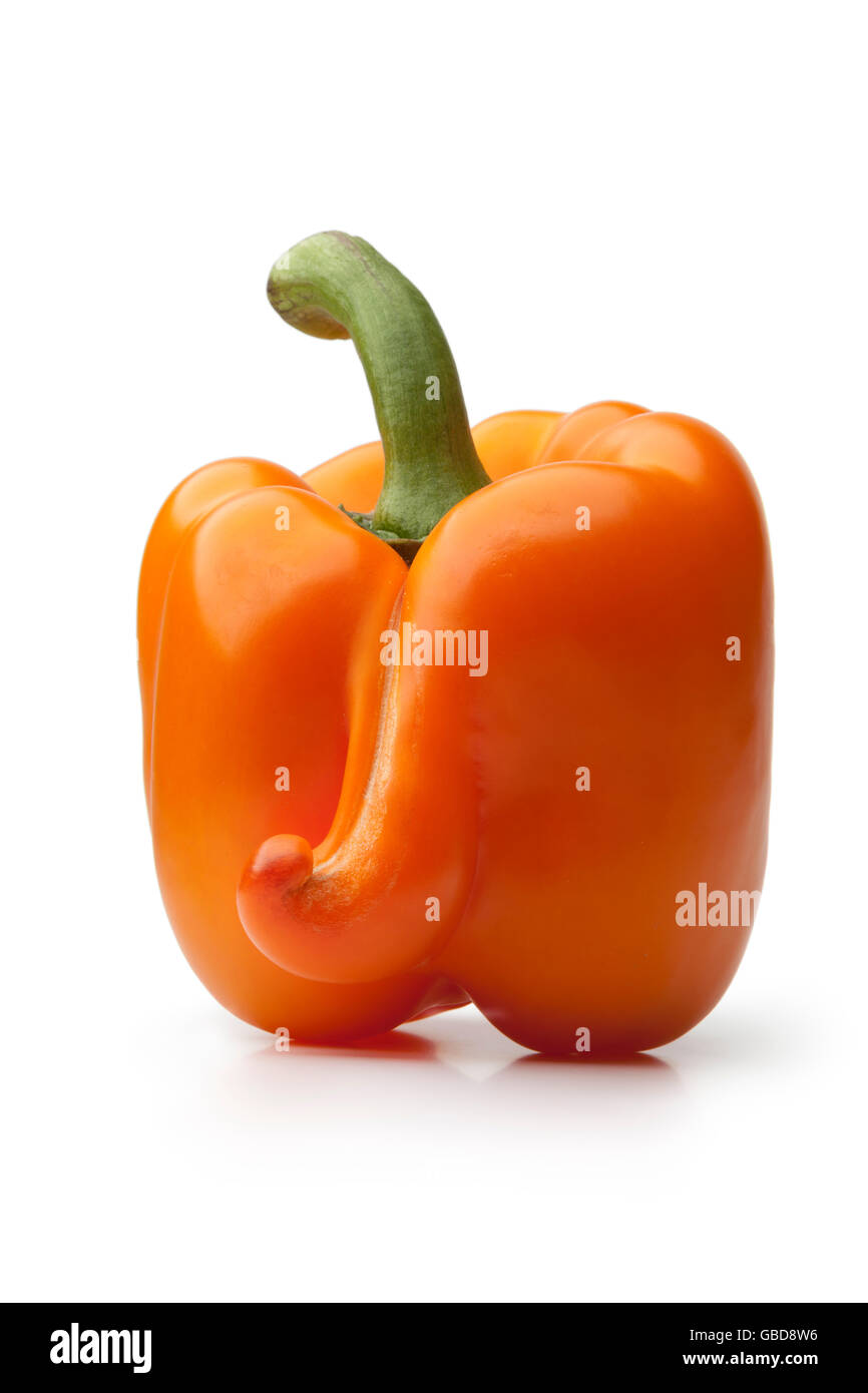 Arancione deformato il peperone su sfondo bianco Foto Stock