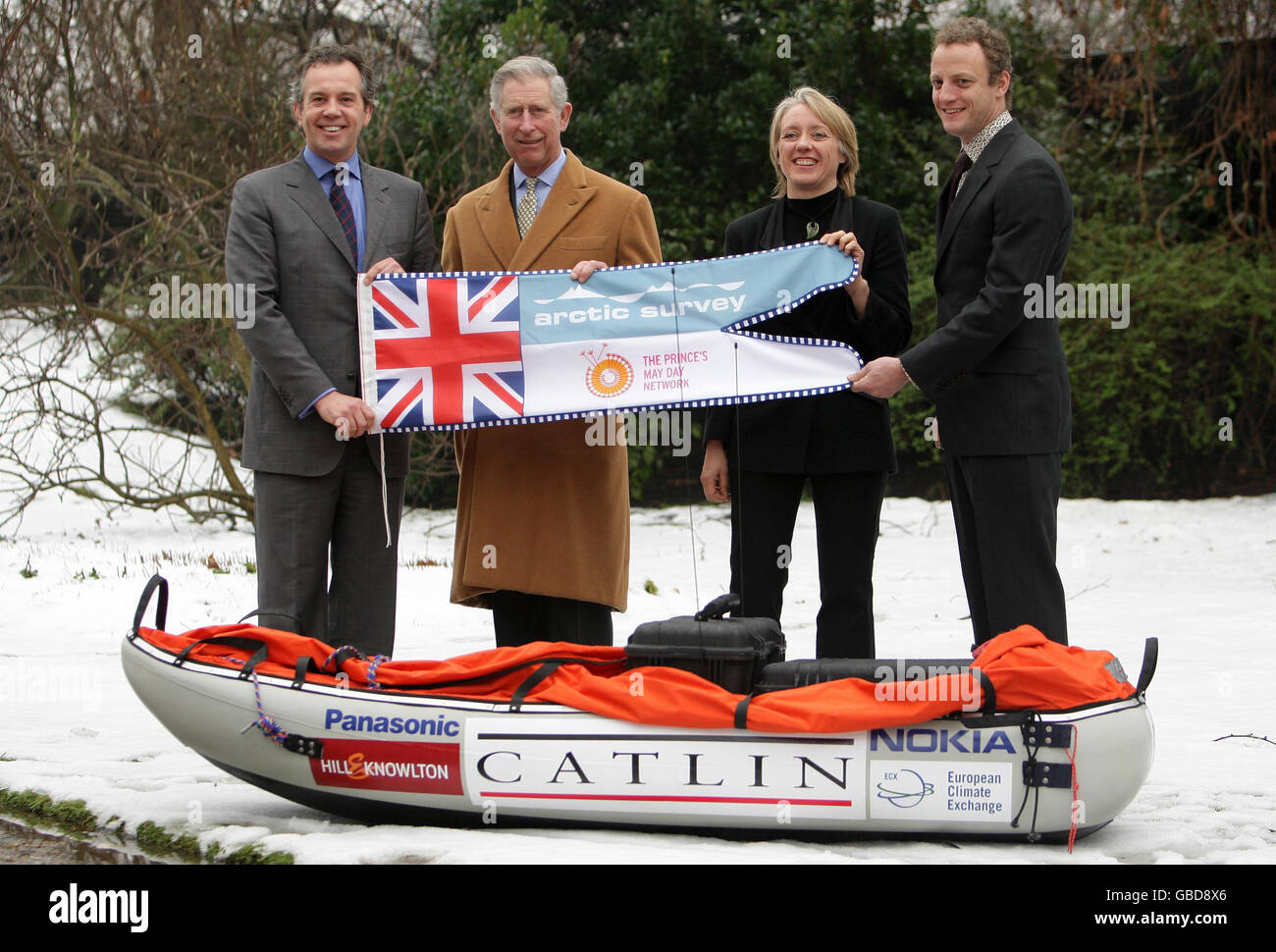 Il Principe di Galles presenta un penny al Catlin Arctic Survey Team, il direttore del Catlin Survey Pen Hadlow (a sinistra) il navigatore Ann Daniels e il fotografo Martin Hartley (a destra) ad un ricevimento di addio per il team di indagine che si è tenuto presso Clarence House, Londra. Foto Stock