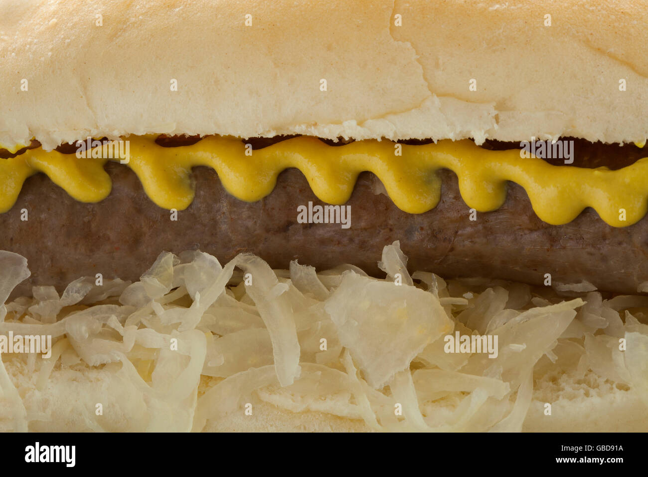 Bun bianco con i crauti, salsiccia e senape close up Foto Stock