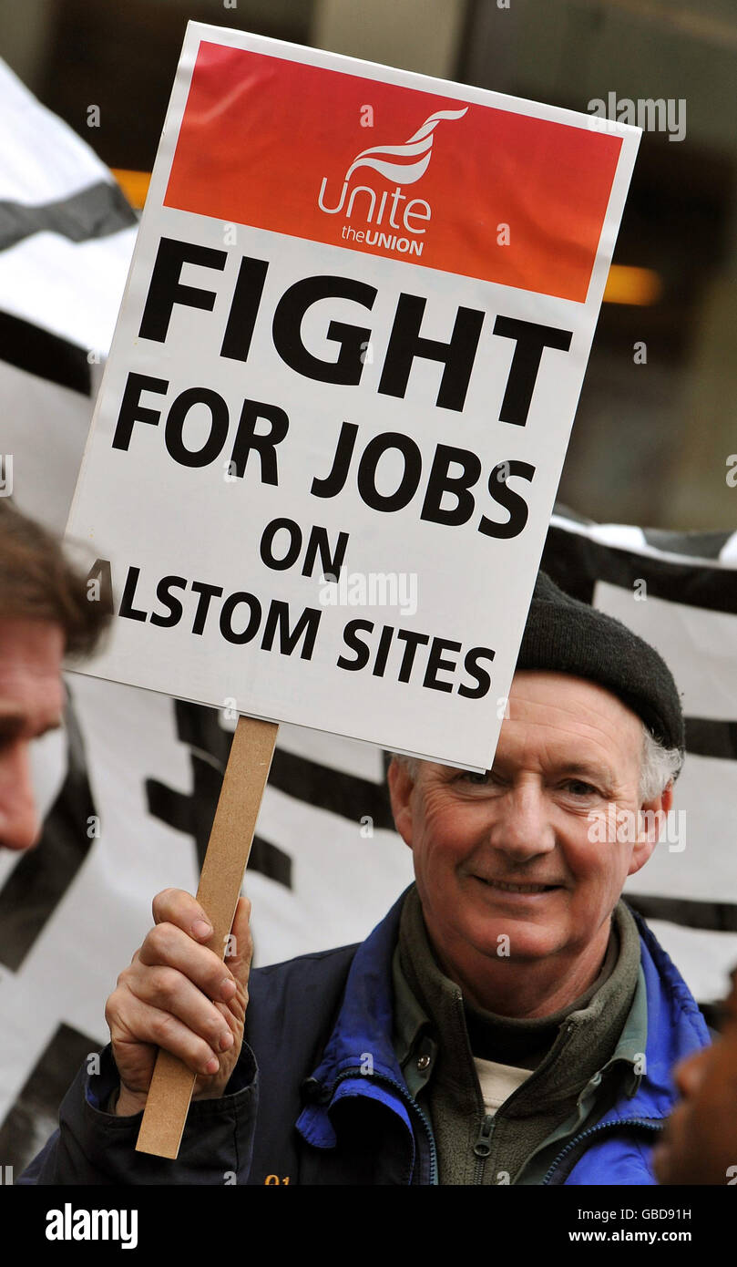 Un lavoratore britannico si trova in una dimostrazione silenziosa fuori dall'ufficio londinese della società francese di ingegneria Alstom, a sostegno dei lavoratori dello stabilimento di Lindsey Oil a Killingholme. Foto Stock