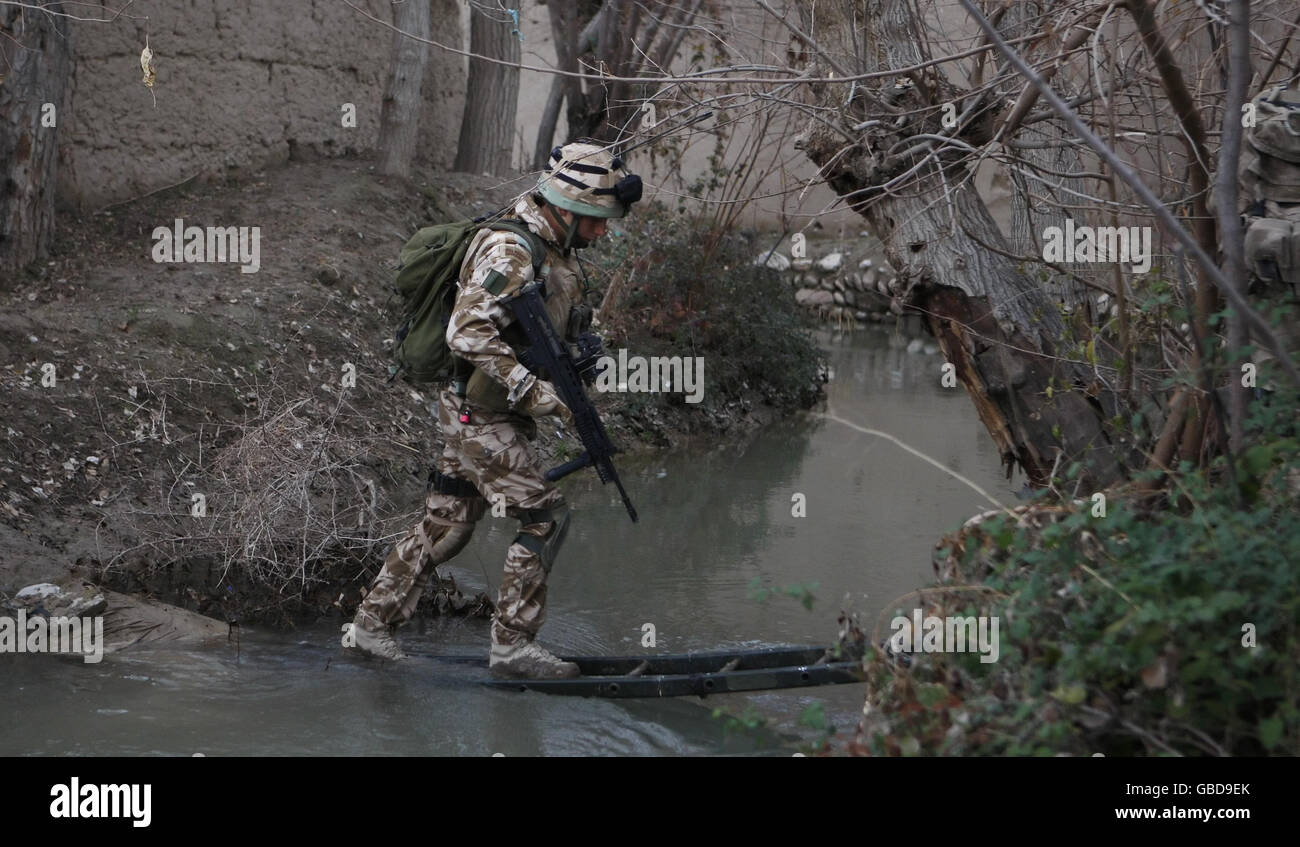 Un Royal Marine dal 45 comando sulla pattuglia nella zona verde nel distretto di Sangin in Afghanistan. Foto Stock