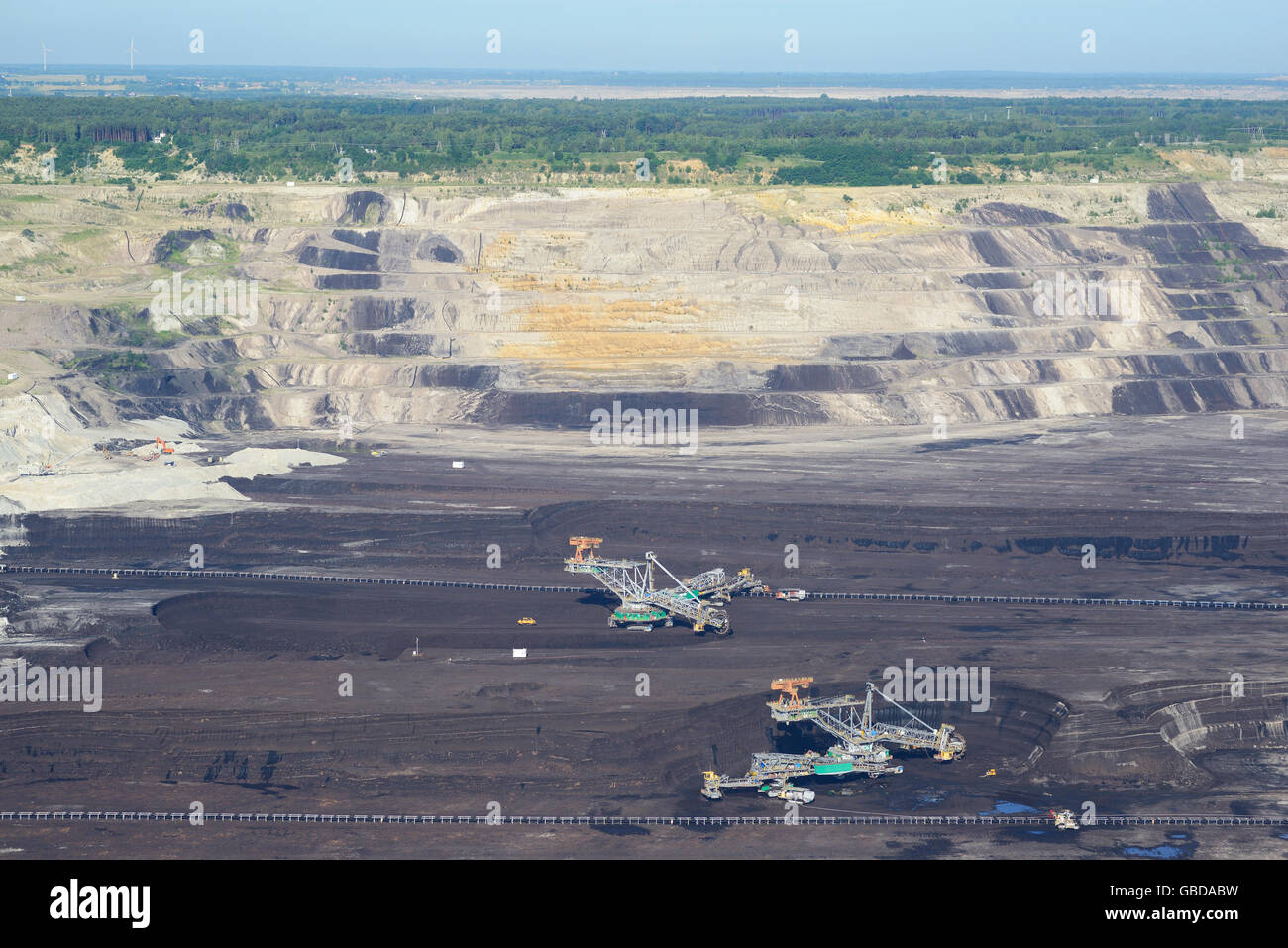 VISTA AEREA. Escavatori a benna-ruota in una miniera di carbone a cielo aperto. Bełchatów, Regione di Łódź, Polonia. Foto Stock