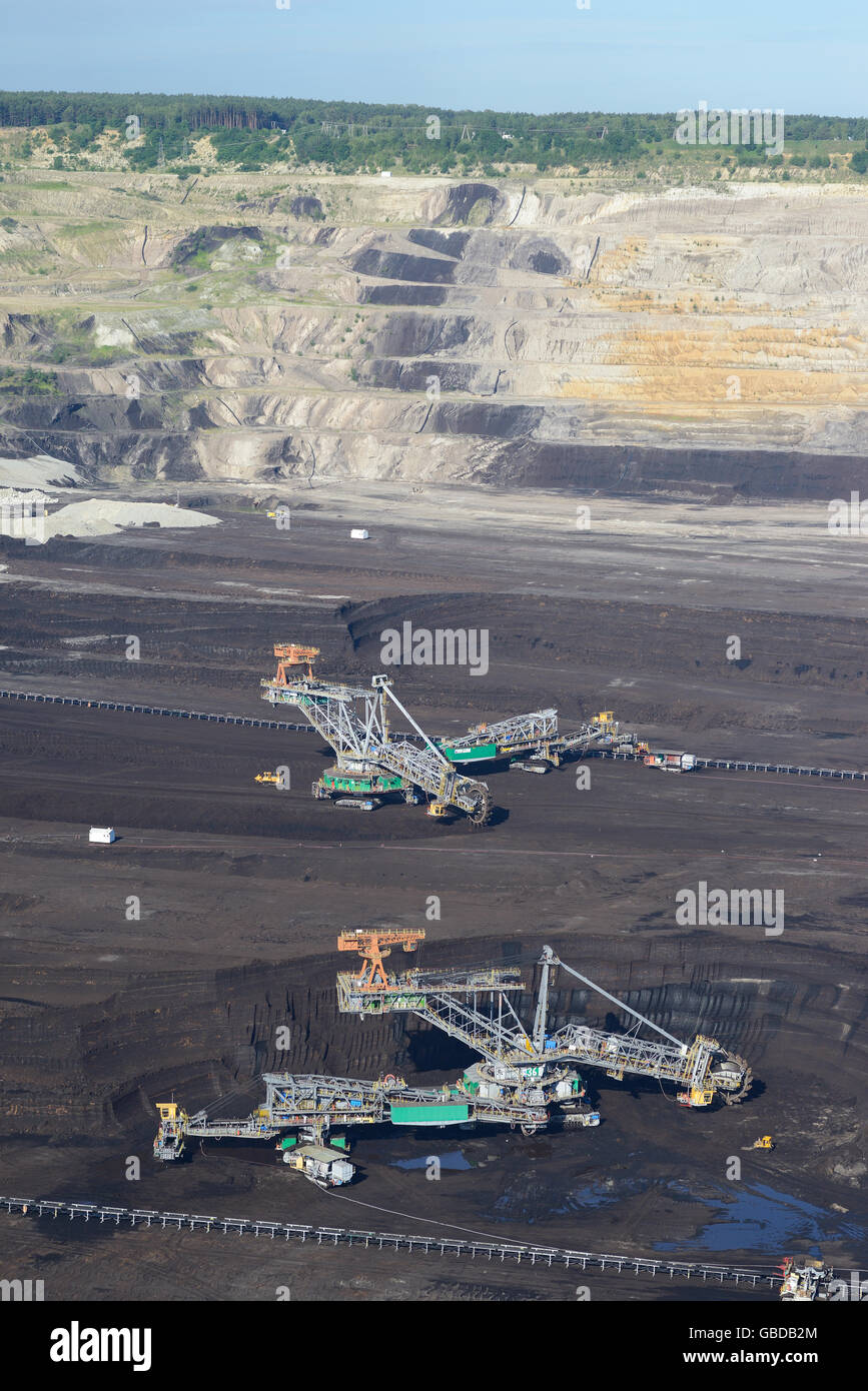 VISTA AEREA. Escavatori a benna-ruota in una miniera di carbone a cielo aperto. Bełchatów, Regione di Łódź, Polonia. Foto Stock