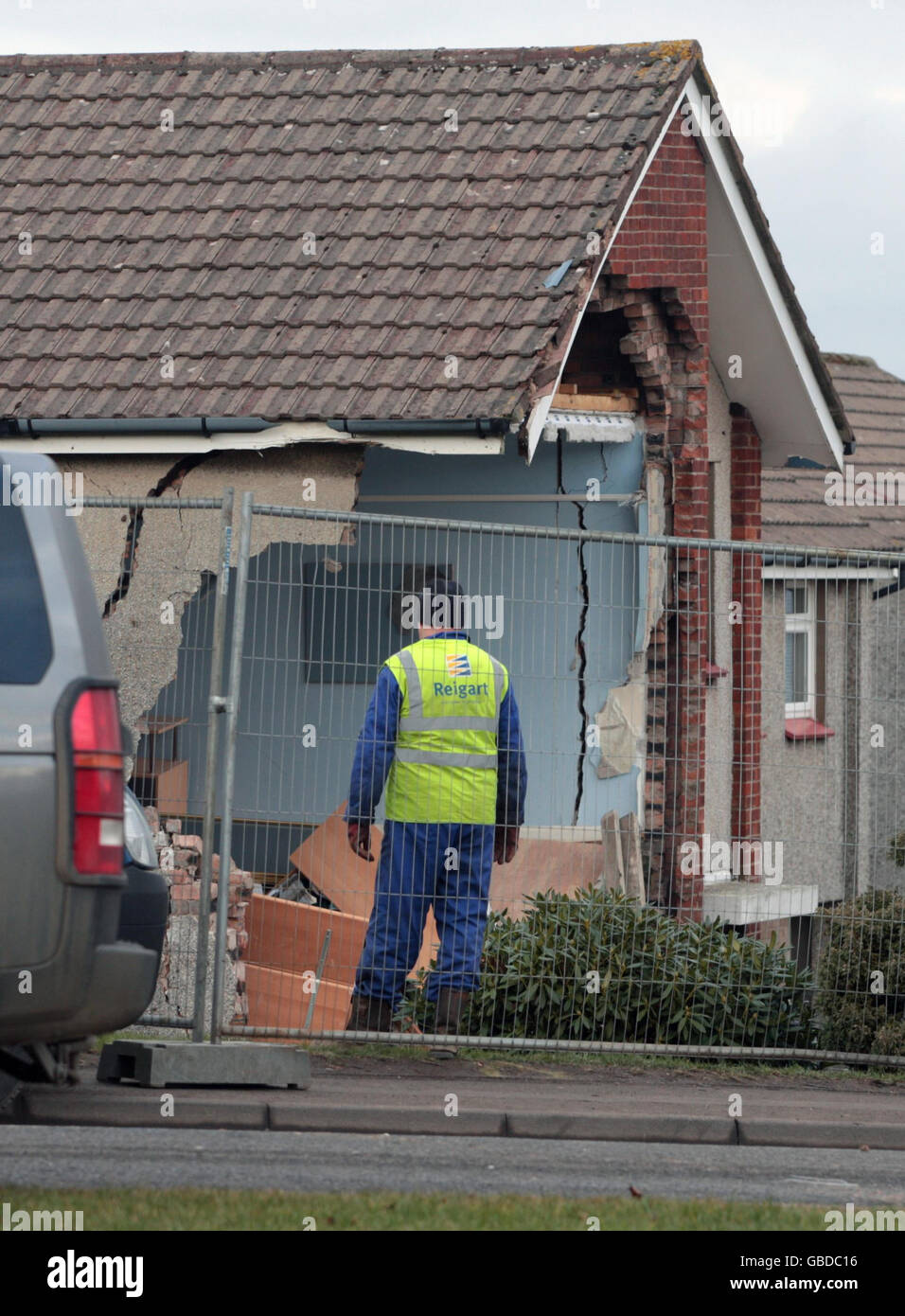 Tre uomini sono stati uccisi quando la macchina che stavano viaggiando in schiantò nel lato di una casa, che poi parzialmente crollò a Dalton Hill, Hamilton, nel Lanarkshire del Sud. Foto Stock