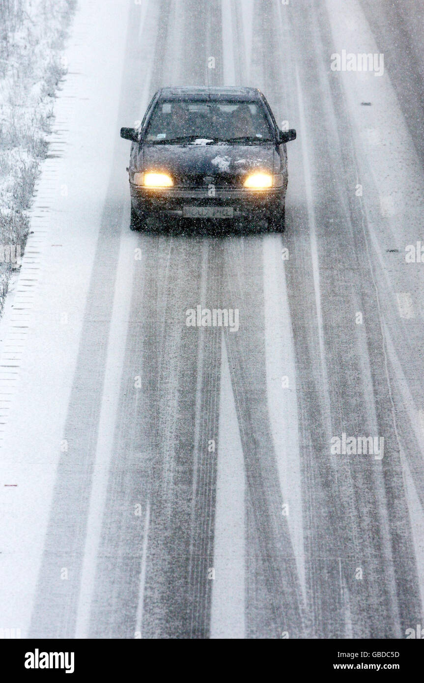 Tempo invernale. I conducenti devono affrontare condizioni pericolose sull'autostrada M20 vicino ad Ashford, nel Kent, mentre un colpo freddo colpisce la Gran Bretagna. Foto Stock