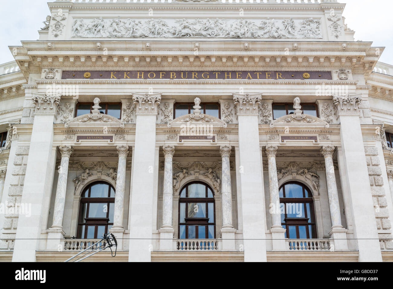 La facciata anteriore della Hofburg Burgtheater sulla Ringstrasse nell interno della città di Vienna, Austria Foto Stock