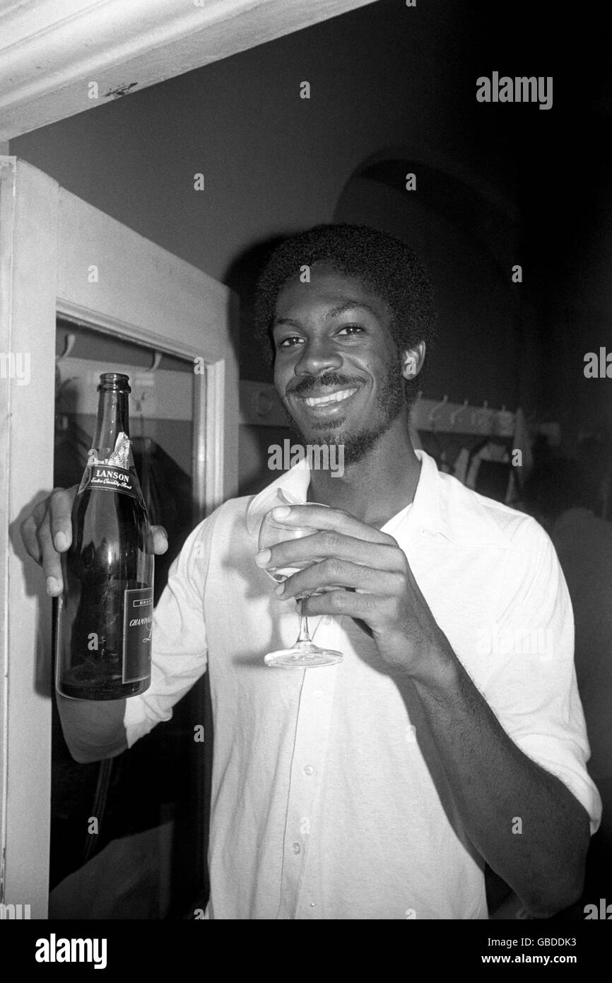 Festa dello champagne per Michael Holding nello spogliatoio delle Indie Occidentali. Ha avuto solo motivo di festeggiare perché ha preso il suo 14 wicket (un record allora per un bowler delle Indie occidentali in un Test Match) per aiutare le Indie occidentali a battere l'Inghilterra di 231 corse, vincendo così la serie. Foto Stock