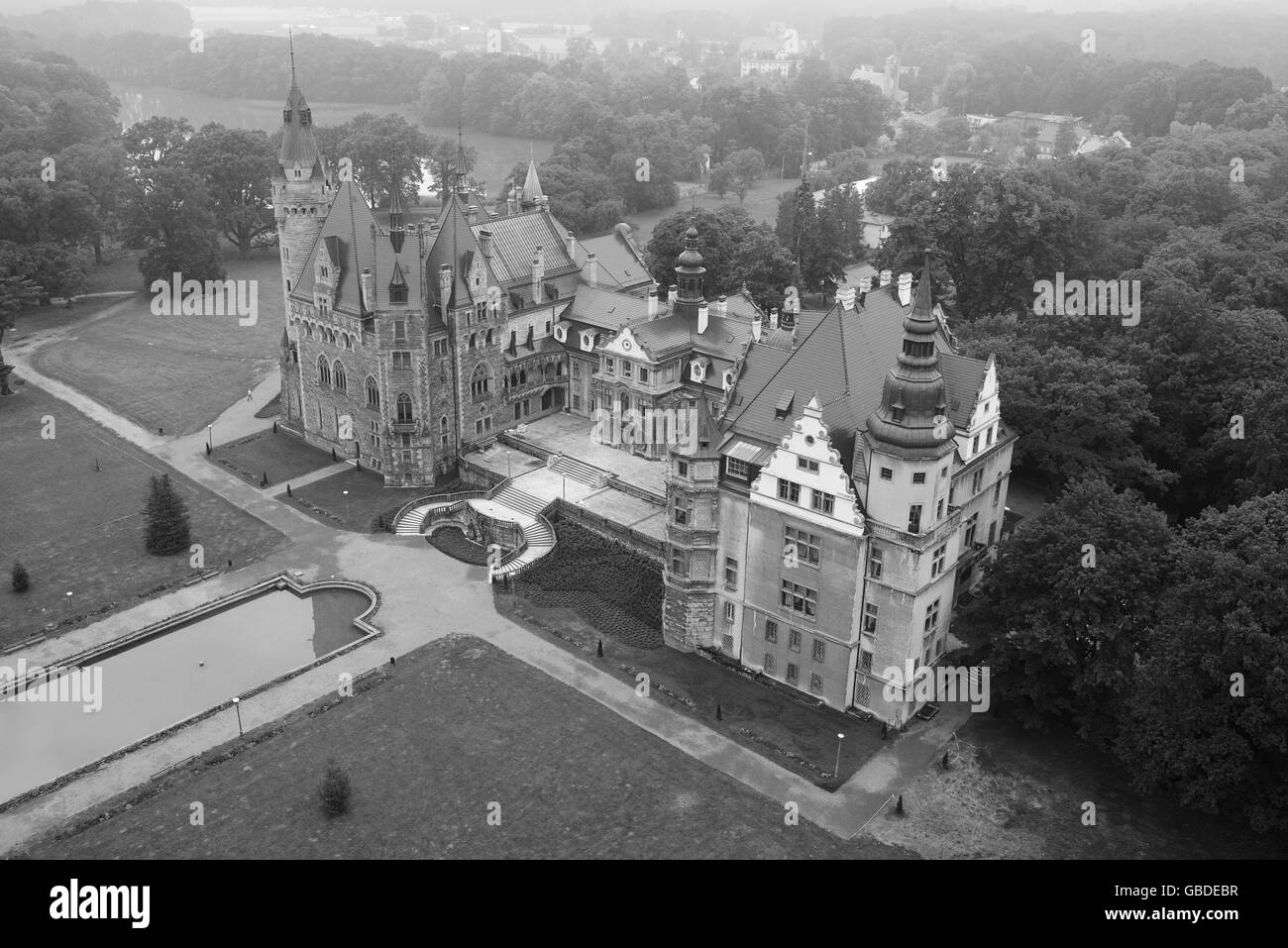 Il castello di MOSZNA (vista aerea). Voivodato di Opole, Polonia. Foto Stock