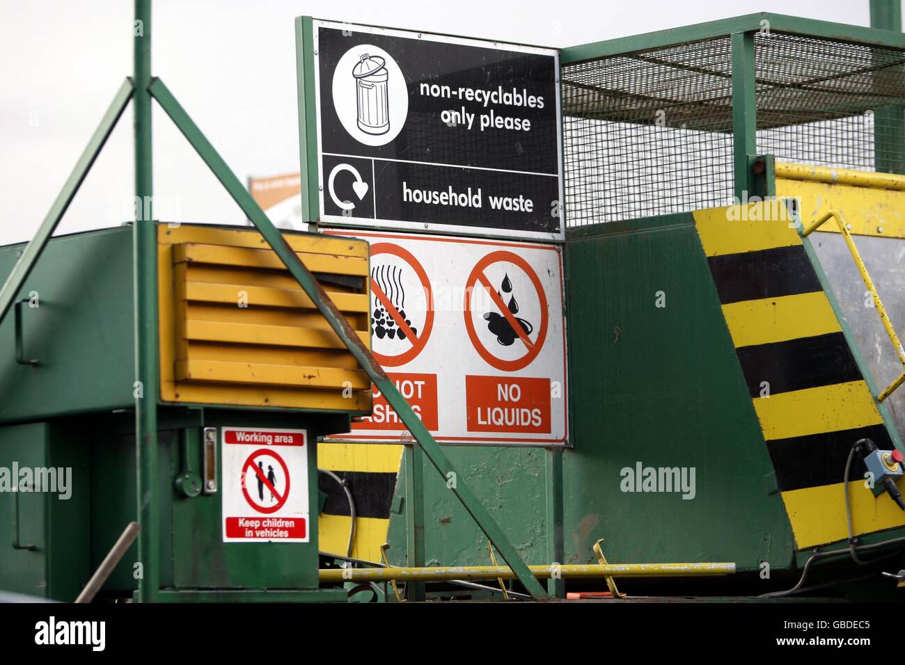 Vista generale di un cartello per i rifiuti domestici e non riciclabili, senza ceneri calde e senza liquidi presso lo stabilimento di Springfield Recycling di Chelmsford, Essex Foto Stock