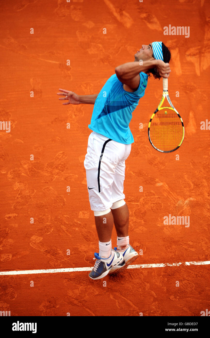 Tennis - ATP Masters Series - Monte Carlo - Doubles - Rafael Nadal e Tommy Robbedo contro Daniel Nestor e Nenad Zimonjic. Rafael Nadal serve. Sequenza 4 di 5. Foto Stock