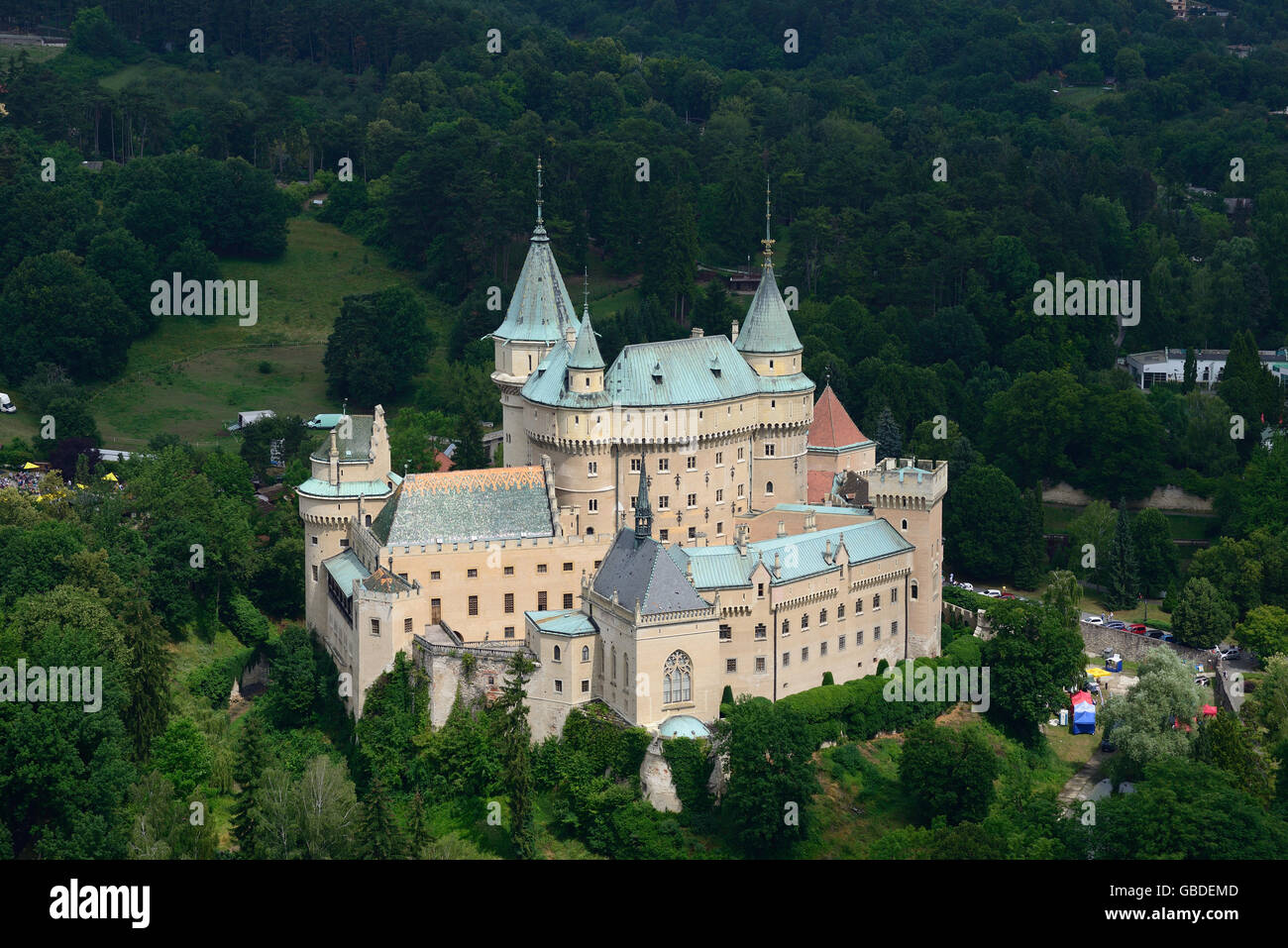 VISTA AEREA. Castello di Bojnice. Prievidza, Regione di Trenčín, Slovacchia. Foto Stock