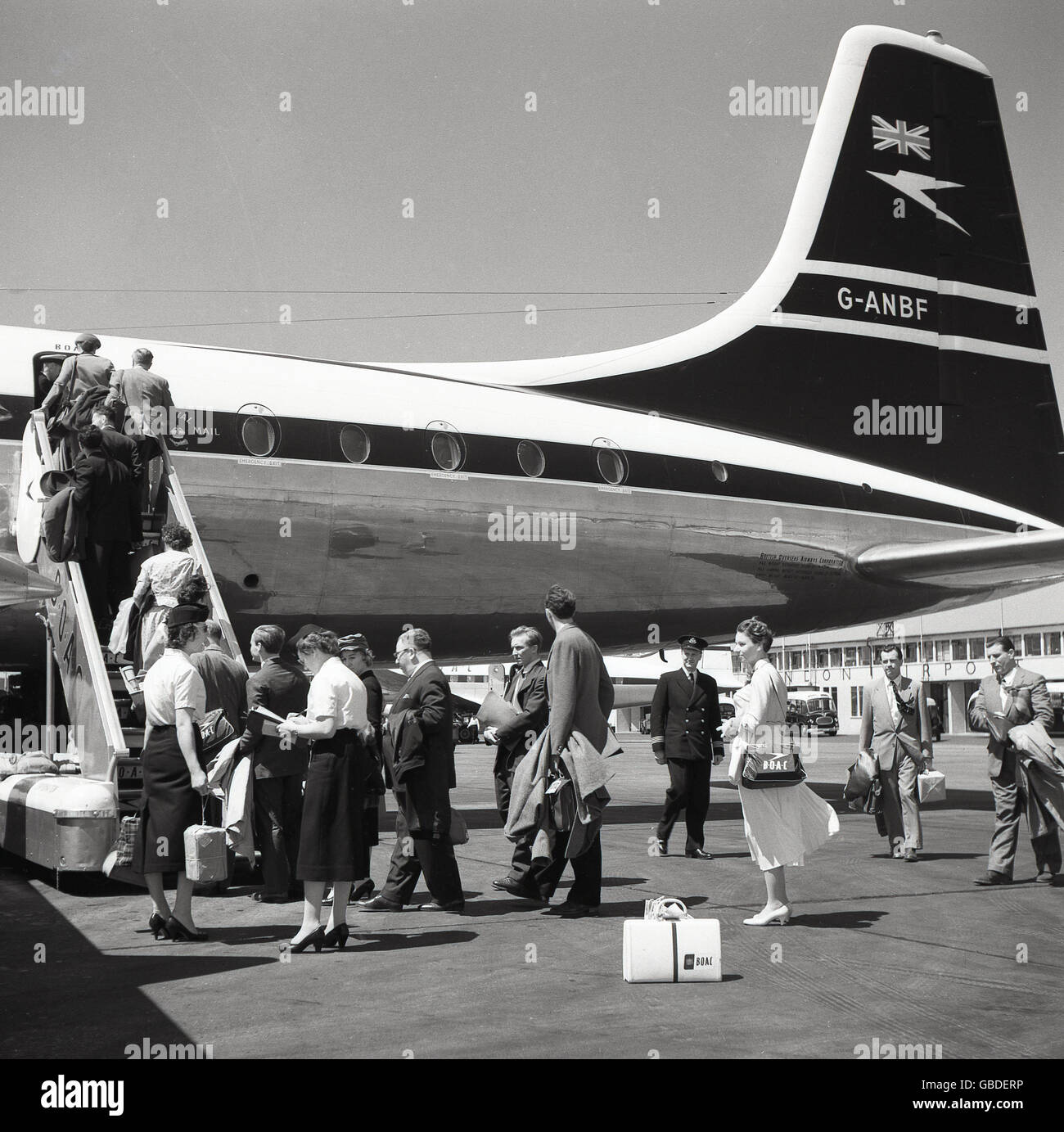 Anni Cinquanta storiche, i passeggeri di salire a bordo del retro di un B.O.A.C Bristol 175 Britannia 102 aeromobili all'Aeroporto di Londra. Foto Stock