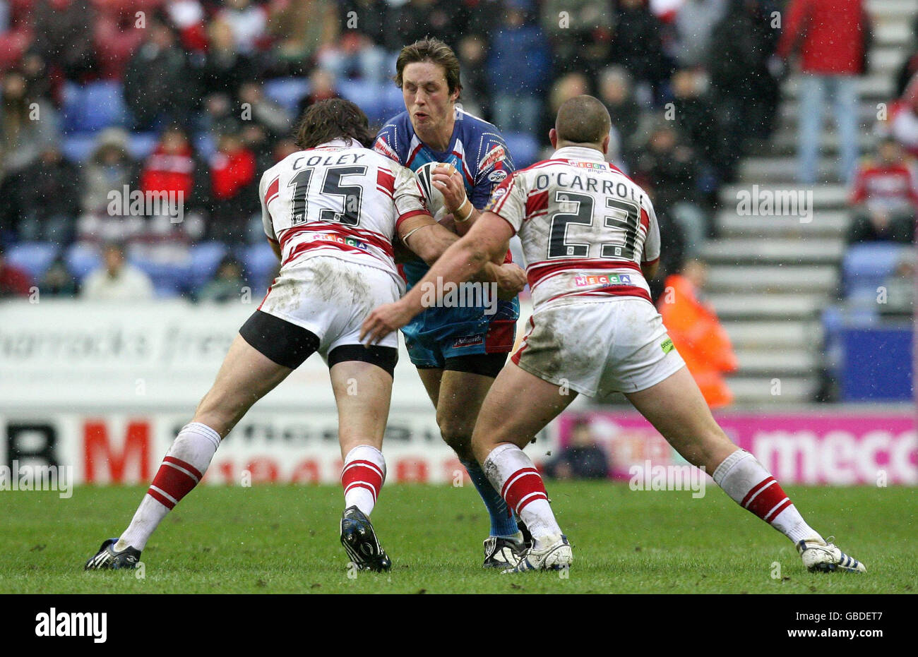 Oliver Wilkes di Wakefield è combattuto da Andy Coley di Wigan e da Eamon o'Carroll durante la partita di Engage Super League allo stadio JJB, Wigan. Foto Stock