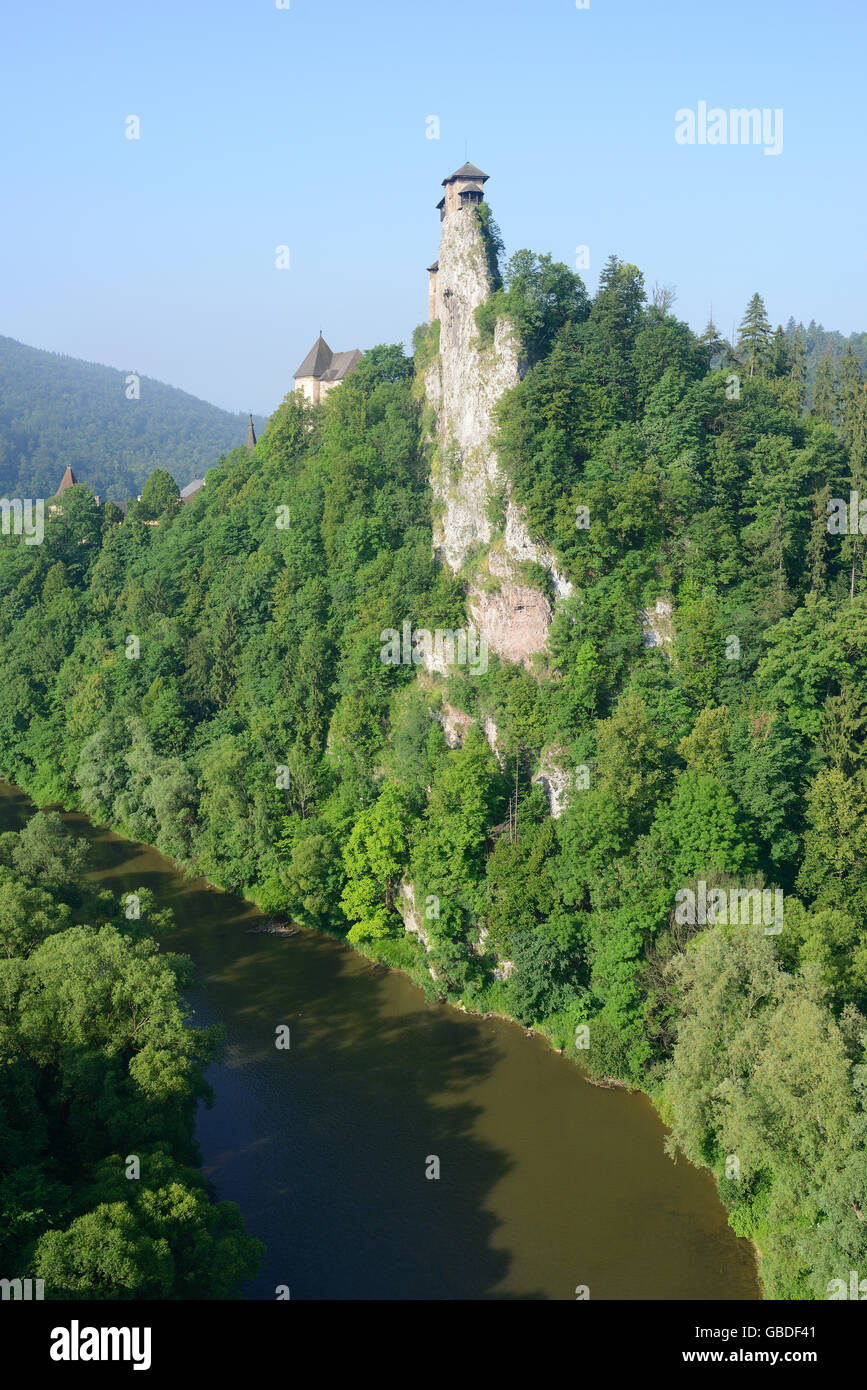 VISTA AEREA. Castello medievale arroccato sopra il fiume Orava. Castello di Orava, Oravský Podzámok, Regione di Žilina, Slovacchia. Foto Stock