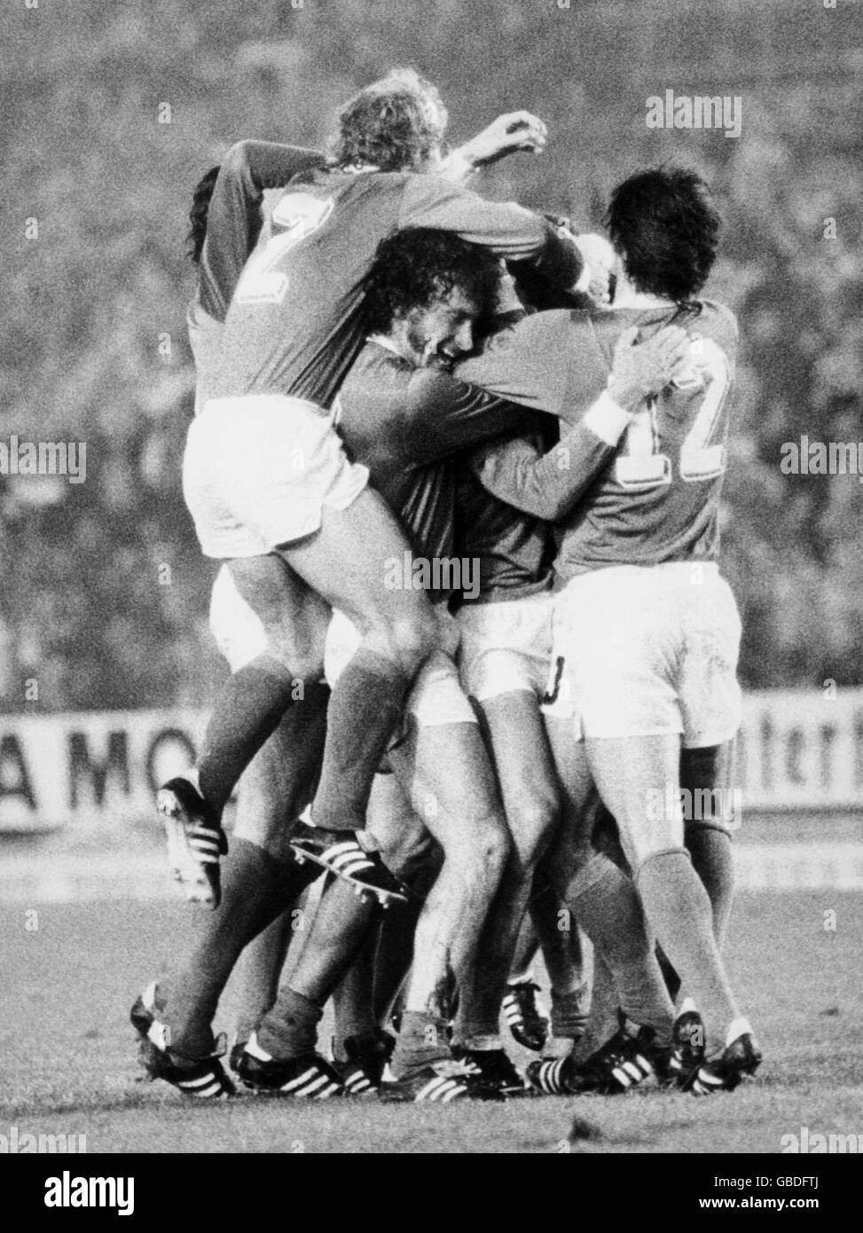 Jurgen Grabowski della Germania occidentale è sepolto sotto una pila di compagni di squadra, tra cui Berti Vogts (2), Paul Breitner (c) e Wolfgang Overath (12), dopo aver segnato il terzo gol della sua squadra in una vittoria del 4-2 Foto Stock