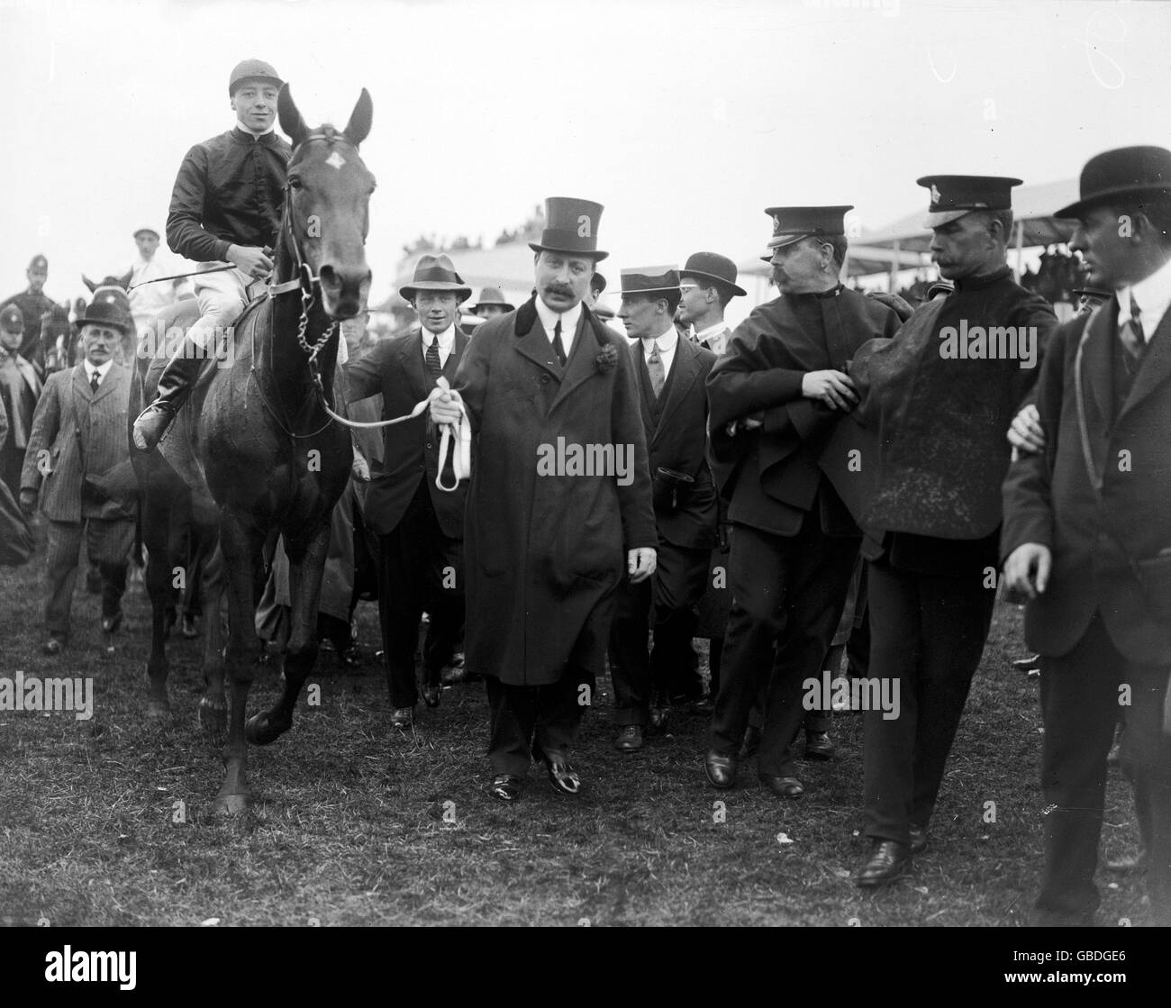Horse Racing - Le Querce - ippodromo di Epsom Downs - 1913 Foto Stock