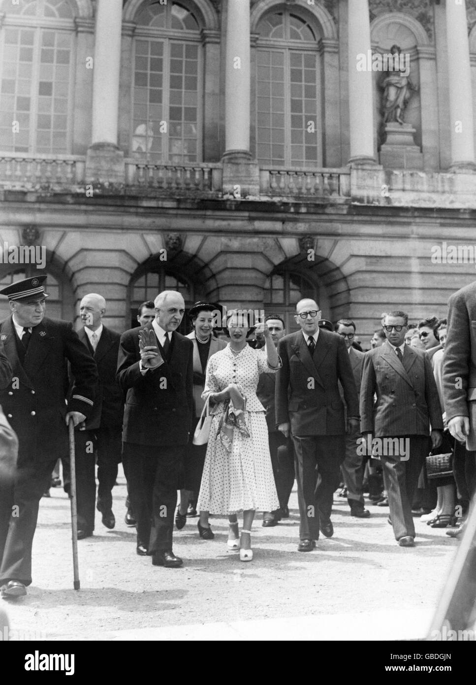 La Principessa Margaret, accompagnata da Lady harvey, moglie dell'Ambasciatore britannico in Francia, è vista durante la sua visita alla Reggia di Versailles. Foto Stock