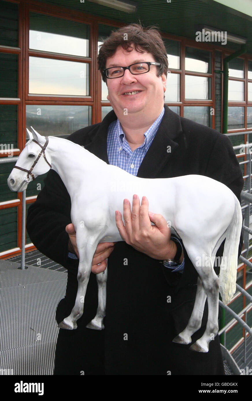 L'artista Mark Wallinger con il suo disegno vincente del progetto Landmark di Ebbsfolet, che è stato annunciato oggi alla Swan Valley Community School di Swanscombe, Kent. Foto Stock