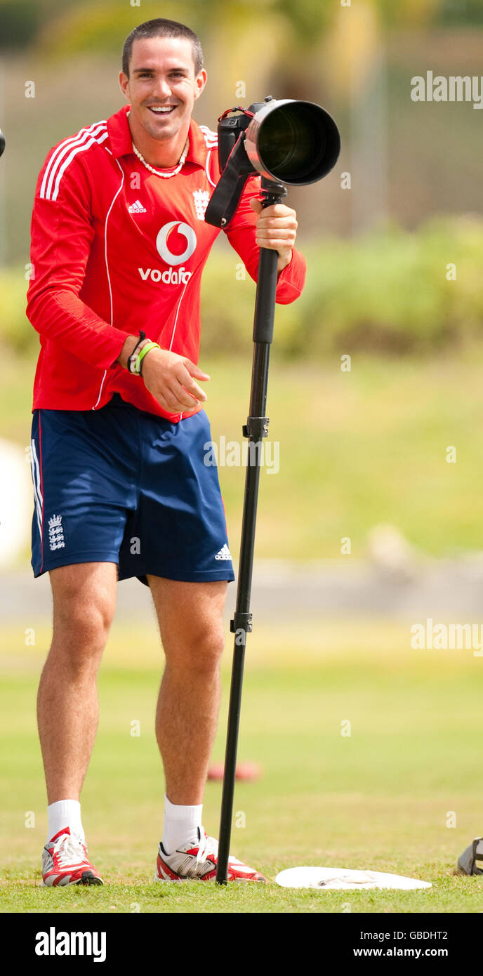 Kevin Pietersen, in Inghilterra, gioca con la fotocamera di un fotografo durante una sessione di pratica di Nets presso il campo da cricket Sir Vivian Richards, Antigua. Foto Stock