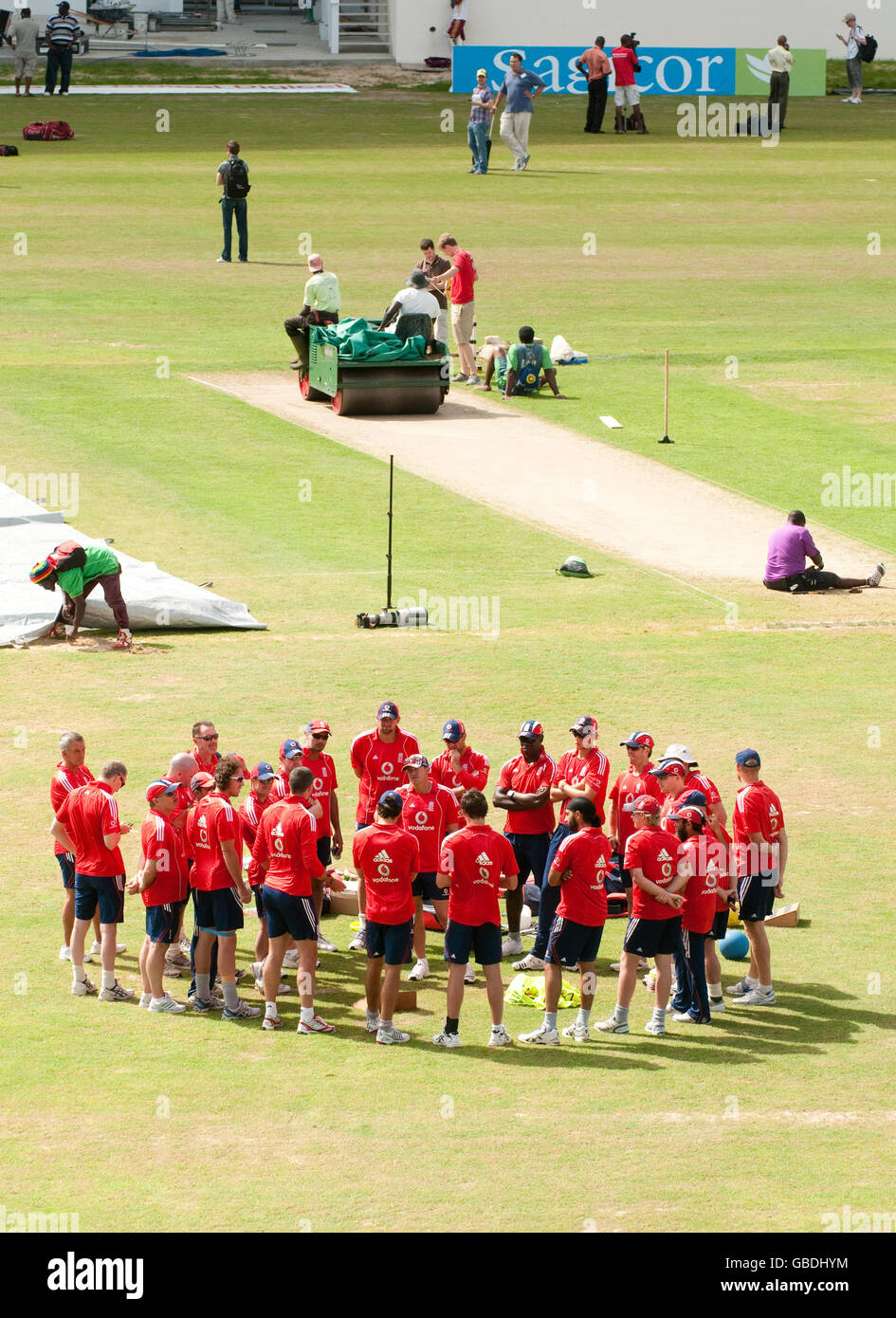 I giocatori inglesi si accanono prima di una sessione di allenamento delle reti al cricket di Sir Vivian Richards, Antigua. Foto Stock