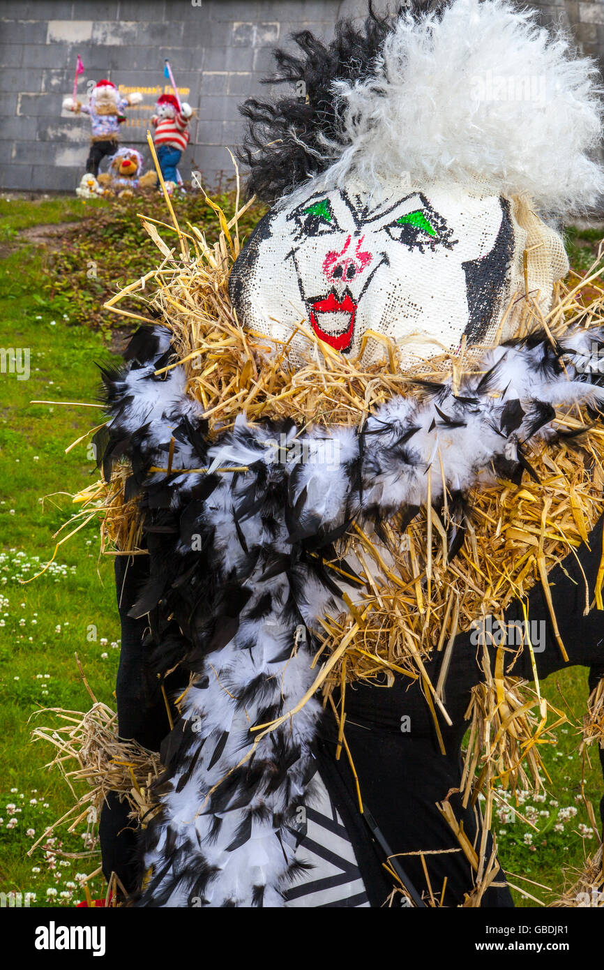 Malvagio "Cruella De Vil" Stuffed Evil Witch Evil Queen Maleficent. La caricatura e i suoi cani dalmati al Wray Scarecrow Festival, istituito nel 1995, si svolge ogni anno, con un tema diverso. Foto Stock